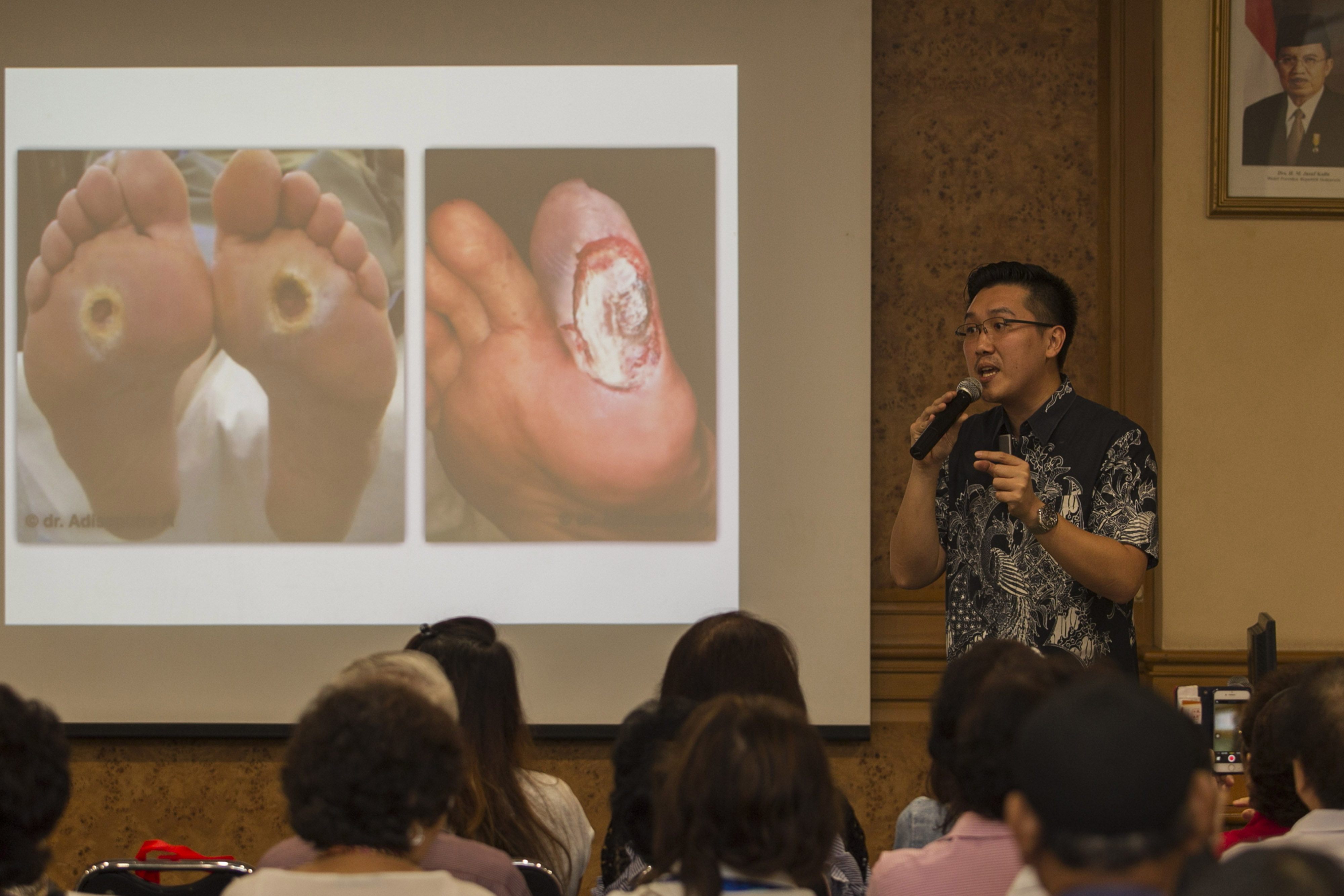 Seminar kesehatan tentang penanganan luka pada penderita diabetes.