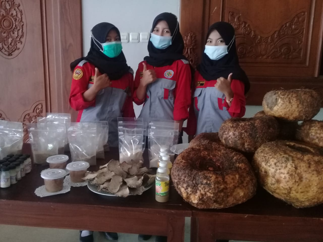 SMK PGRI 1 Mejayan dan hasil olahan umbi tanaman porang. 