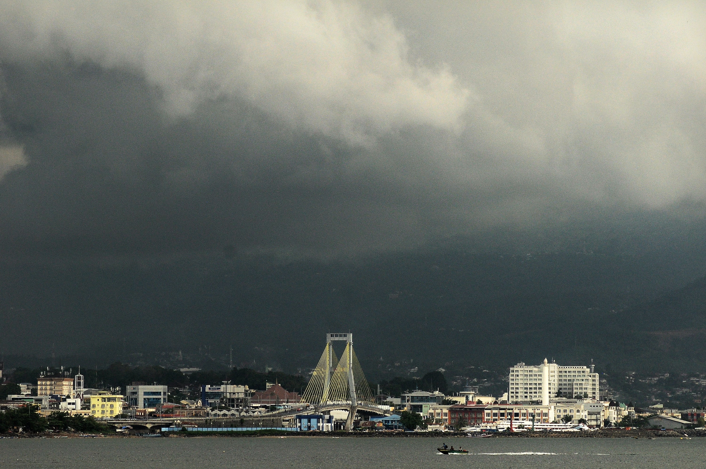  Awan gelap menggelayut di atas kota Manado, Sulawesi Utara, Kamis (27/5/2021).