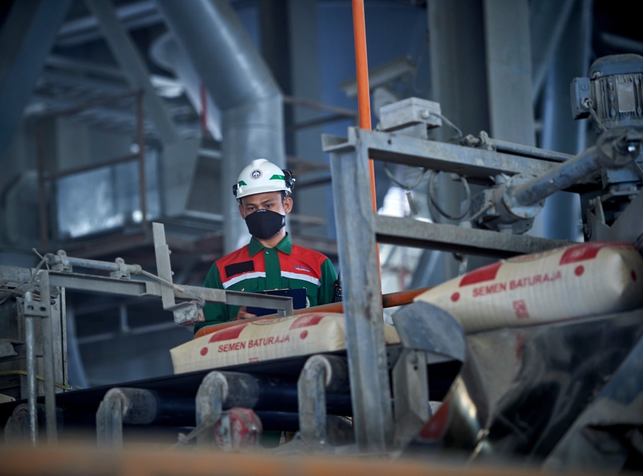 Karyawan PT SMBR mengecek kualitas produksi semen di salah satu gudang di Baturaja, OKU, Sumsel.