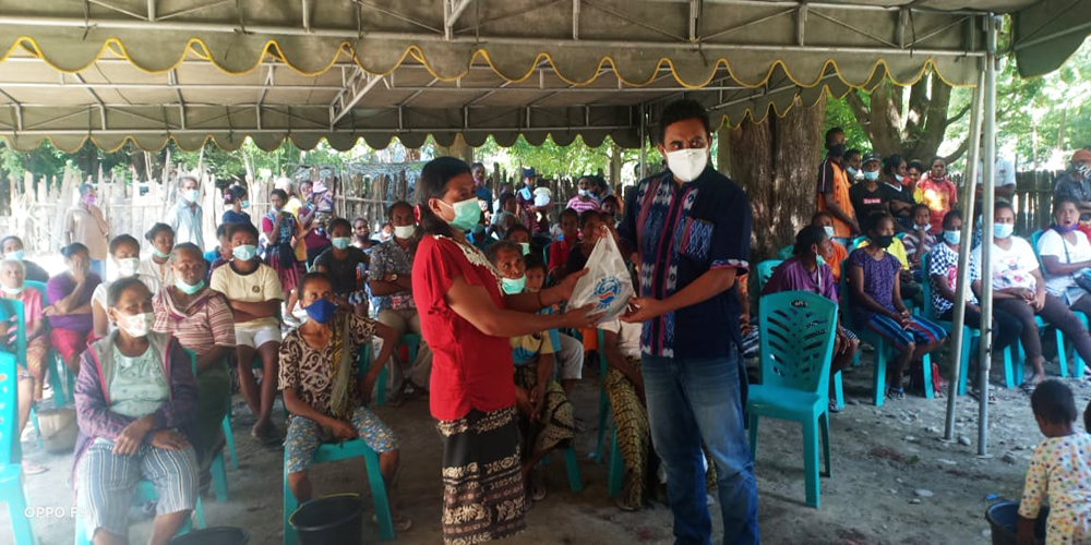Pembagian ikan segar dari Stasiun Karantina Ikan, Pengendalian Mutu, dan Keamanan Hasil Perikanan, Kupang untuk meningkatkan imun.