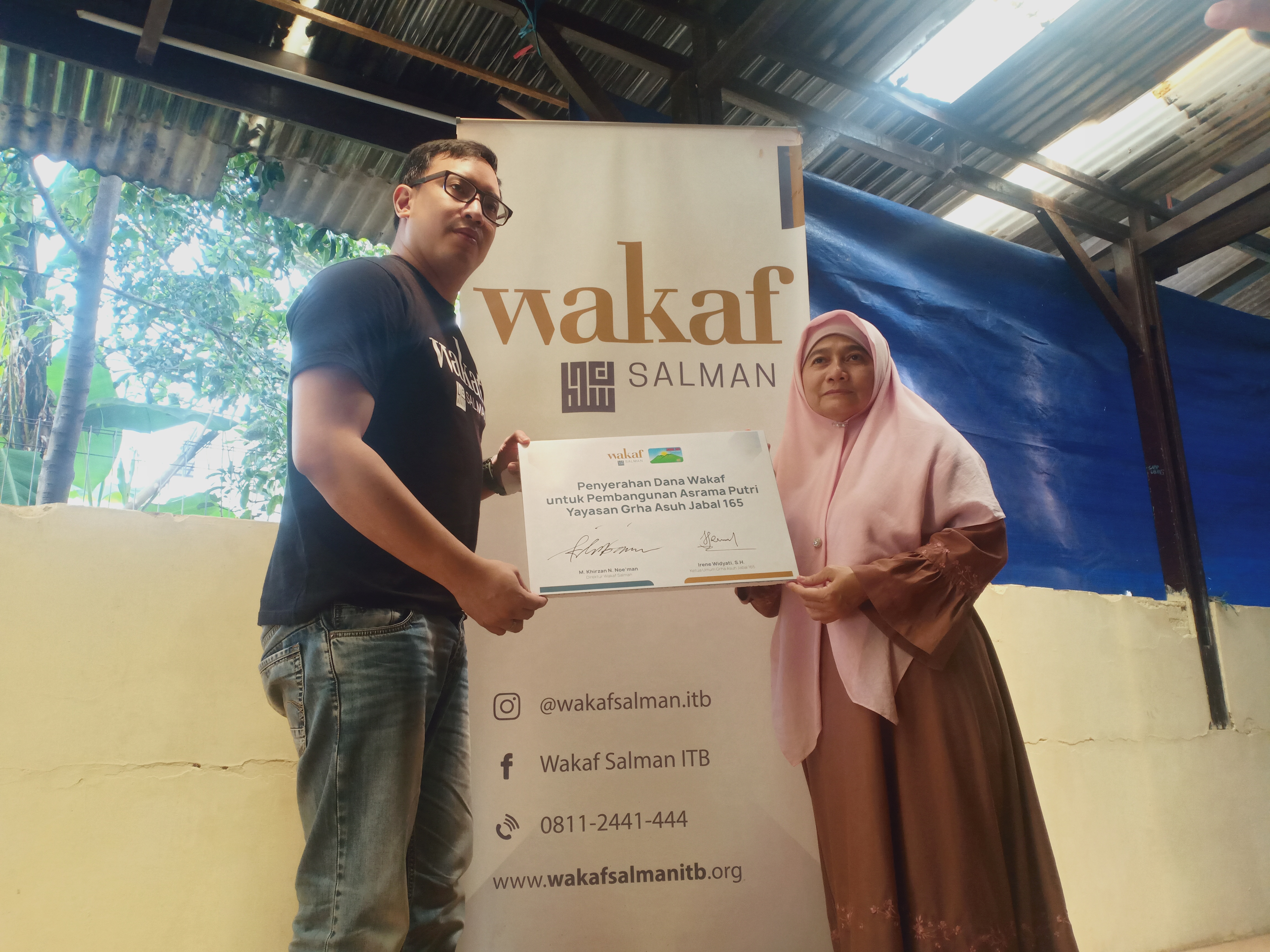 Pengurus Wakaf Salman menyerahkan sumbangan