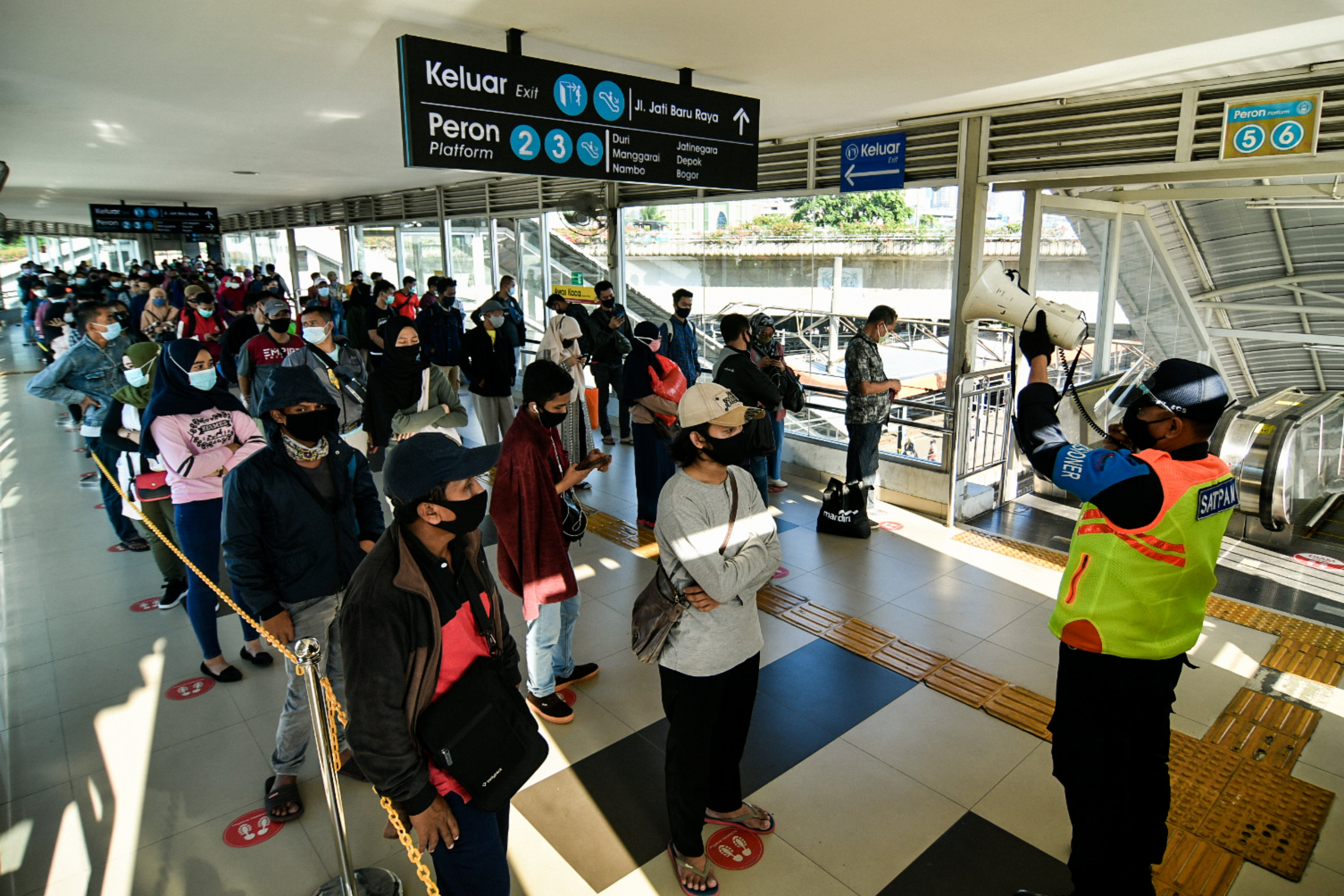 Potret calon penumpang saat menunggu kedatangan kereta di Stasiun Tanah Abang.
