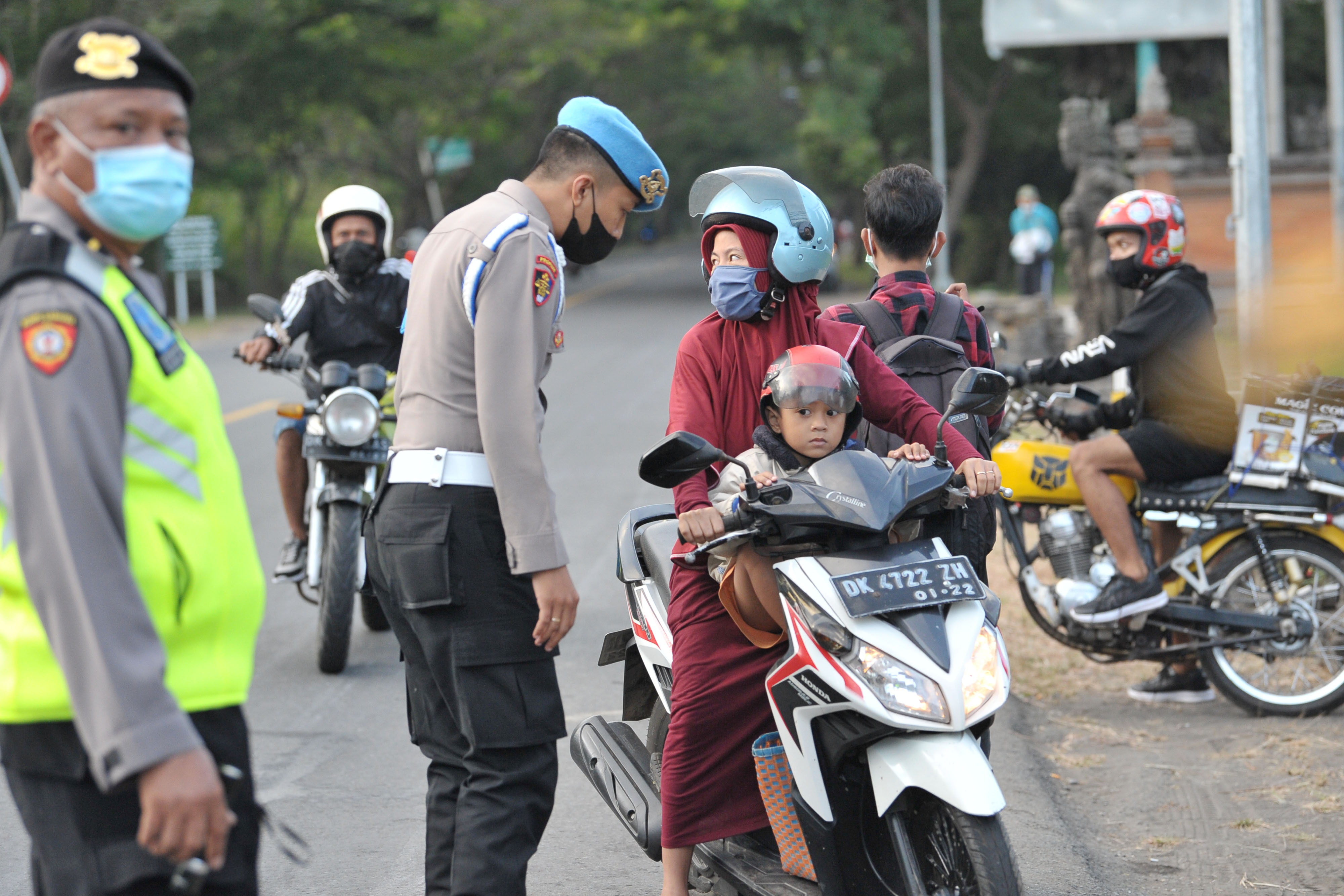 Polisi menanyakan ibu-ibu pengendara motor