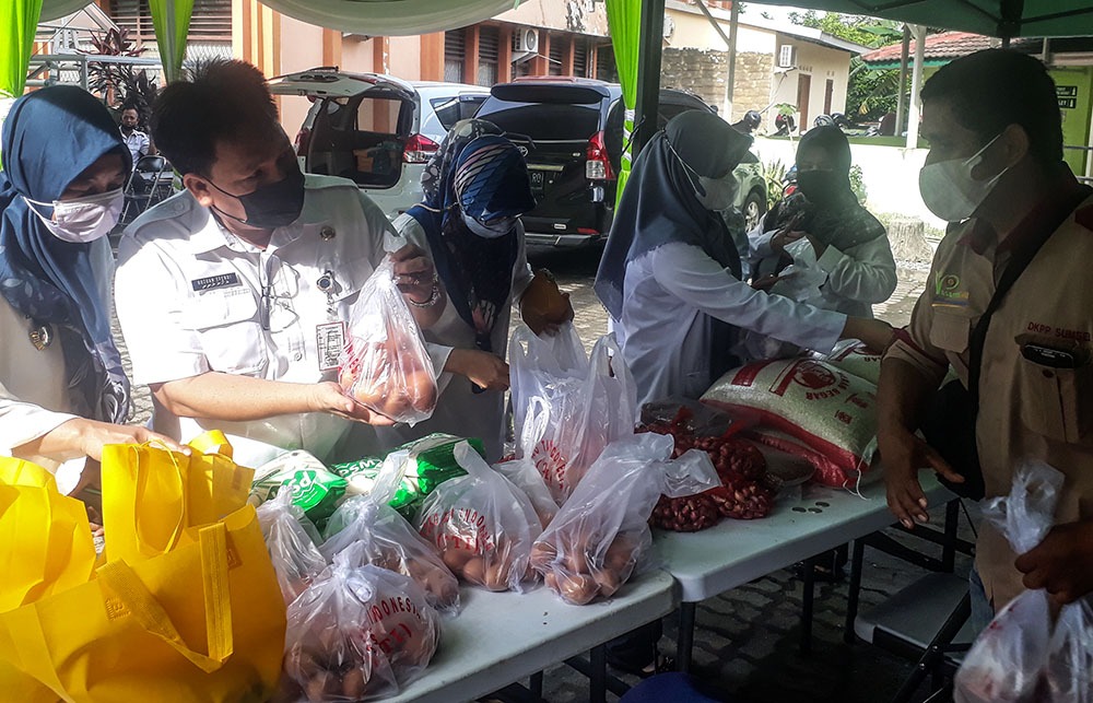 Suasana pasar murah di halaman Kantor Dinas Ketahanan Pangan Sumsel, Rabu (5/5) 
