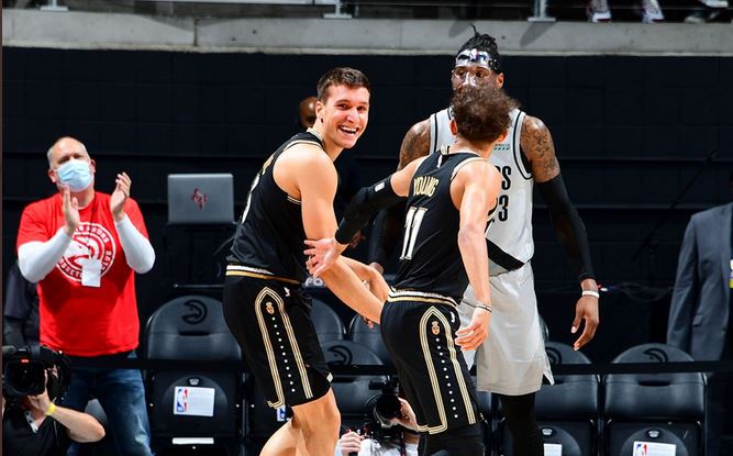 Laga NBA antara Atlanta Hawks dan Portland Trail Blazers.