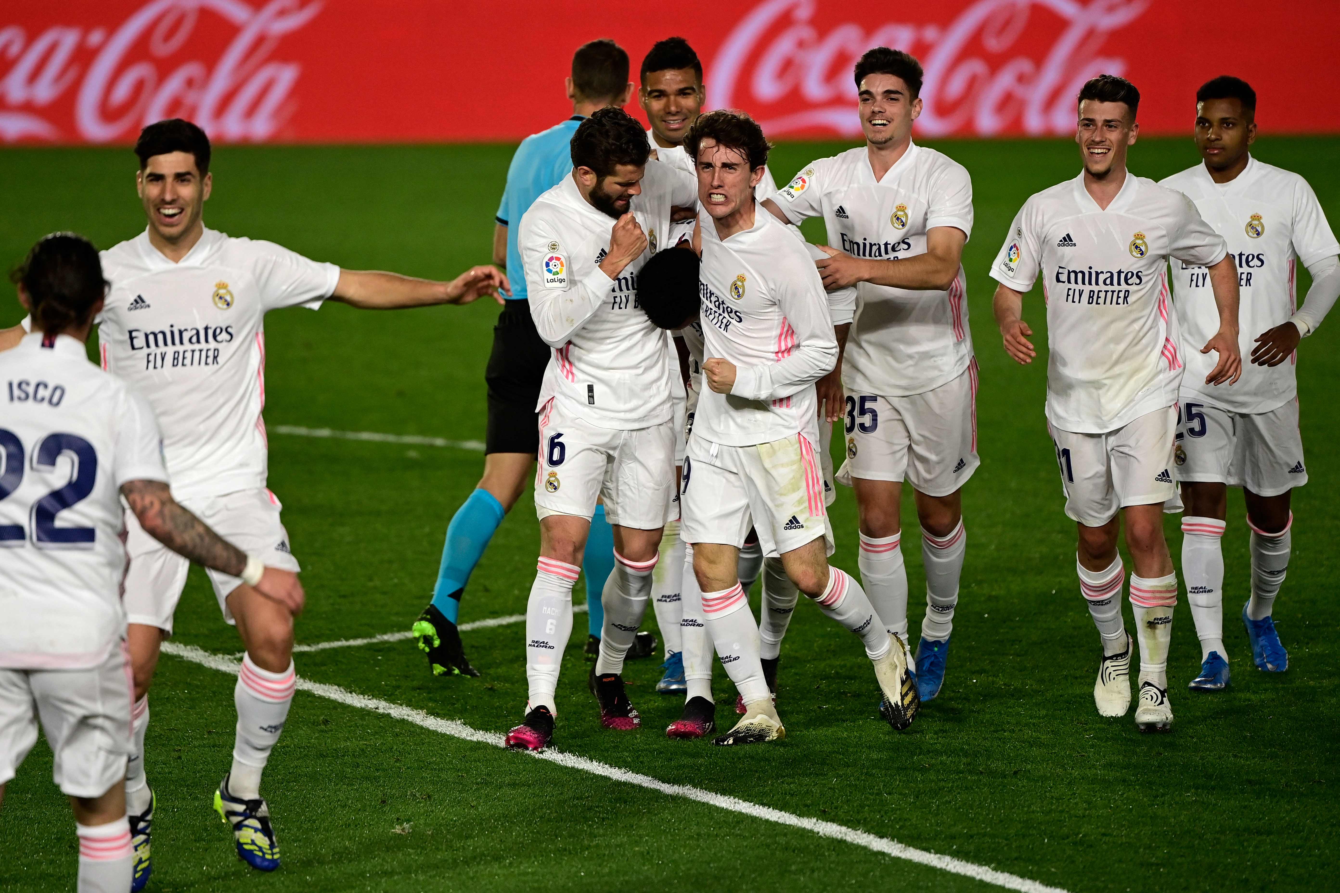 Pemain Madrid merayakan gol yang dicetak Eder Militao ke gawang Osasuna