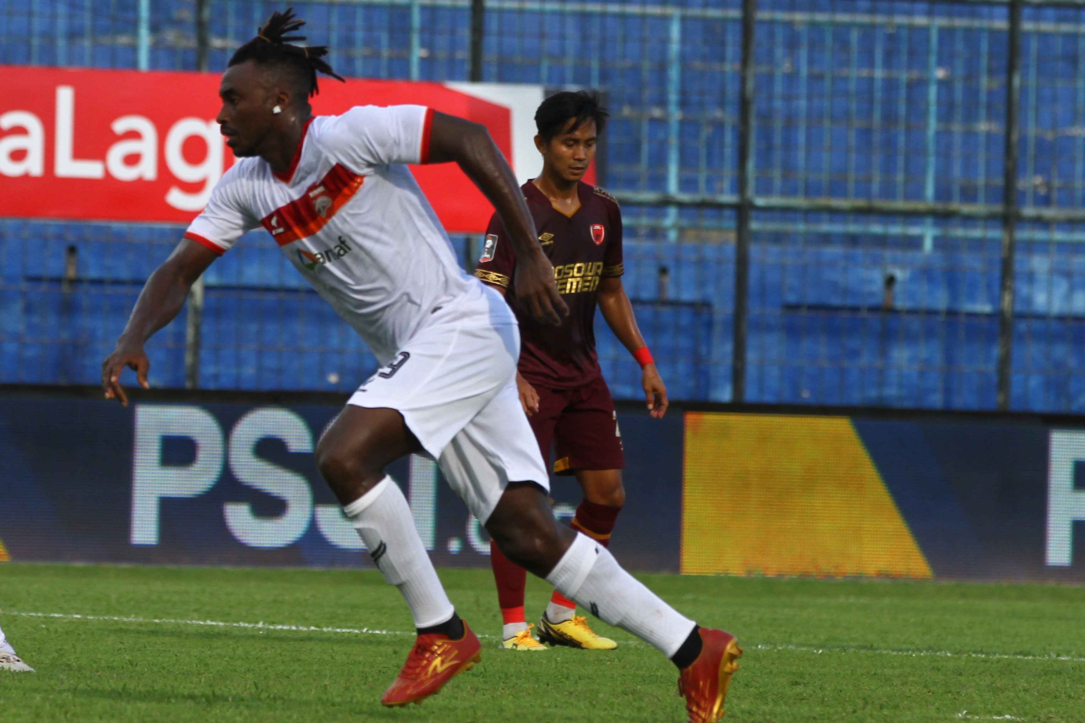 Pemain Borneo FC Guy Junior (kiri) melakukan selebrasi usai mencetak gol.