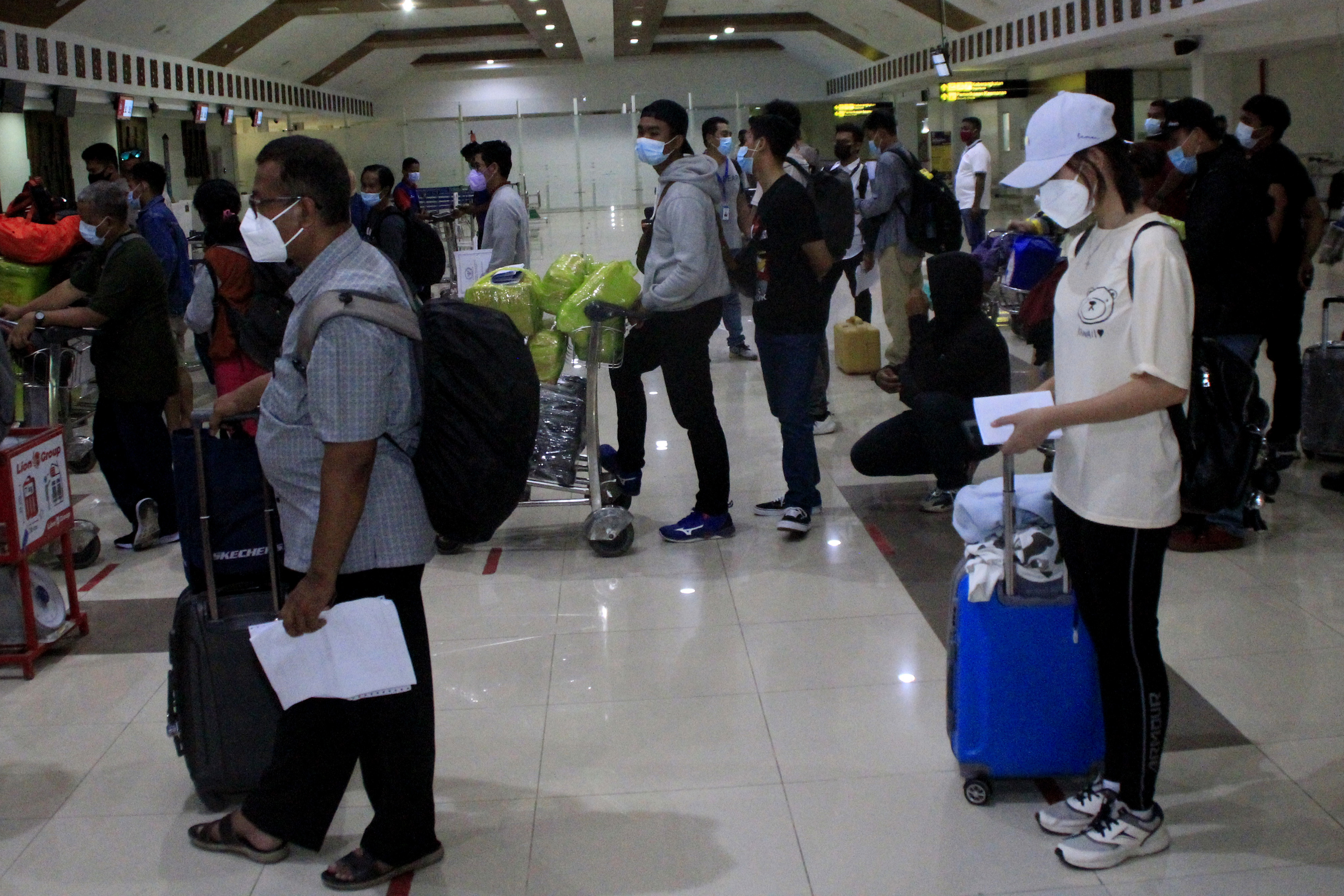Hari pertama larangan bepergian keluar daerah/mudik  di Bandara EL Tari masih dipadati oleh pemudik yang ingin keluar NTT, Kamis (6/5)