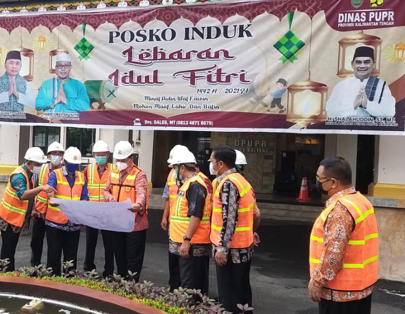  Kepala Dinas PUPR Kalteng Shalahuddin (tengah) dan para anggota Tim Posko