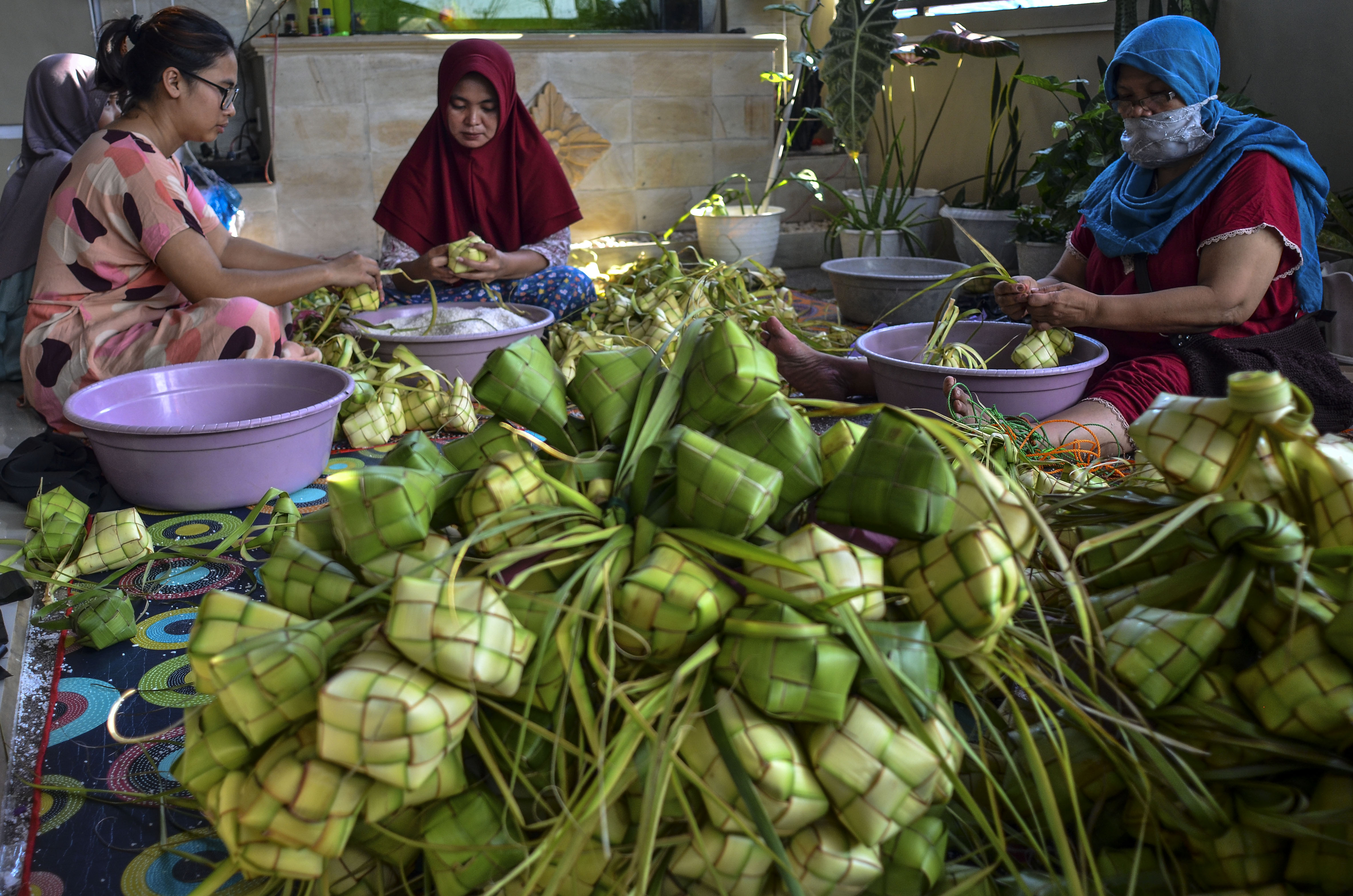  Perajin membuat ketupat lebaran di Halaman Rumahnya di Kawalu, Kota Tasikmalaya, Jawa Barat, Selasa (11/5/2021)