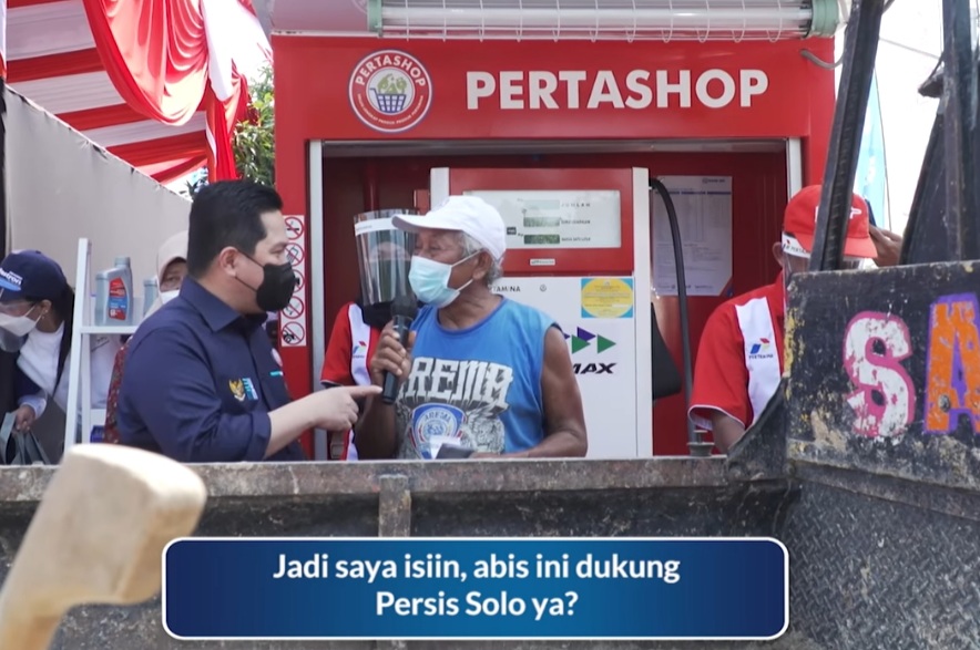 Erick Thohir saat berbincang dengan sopir pikap di Pertashop, Kendal, Jawa Tengah.