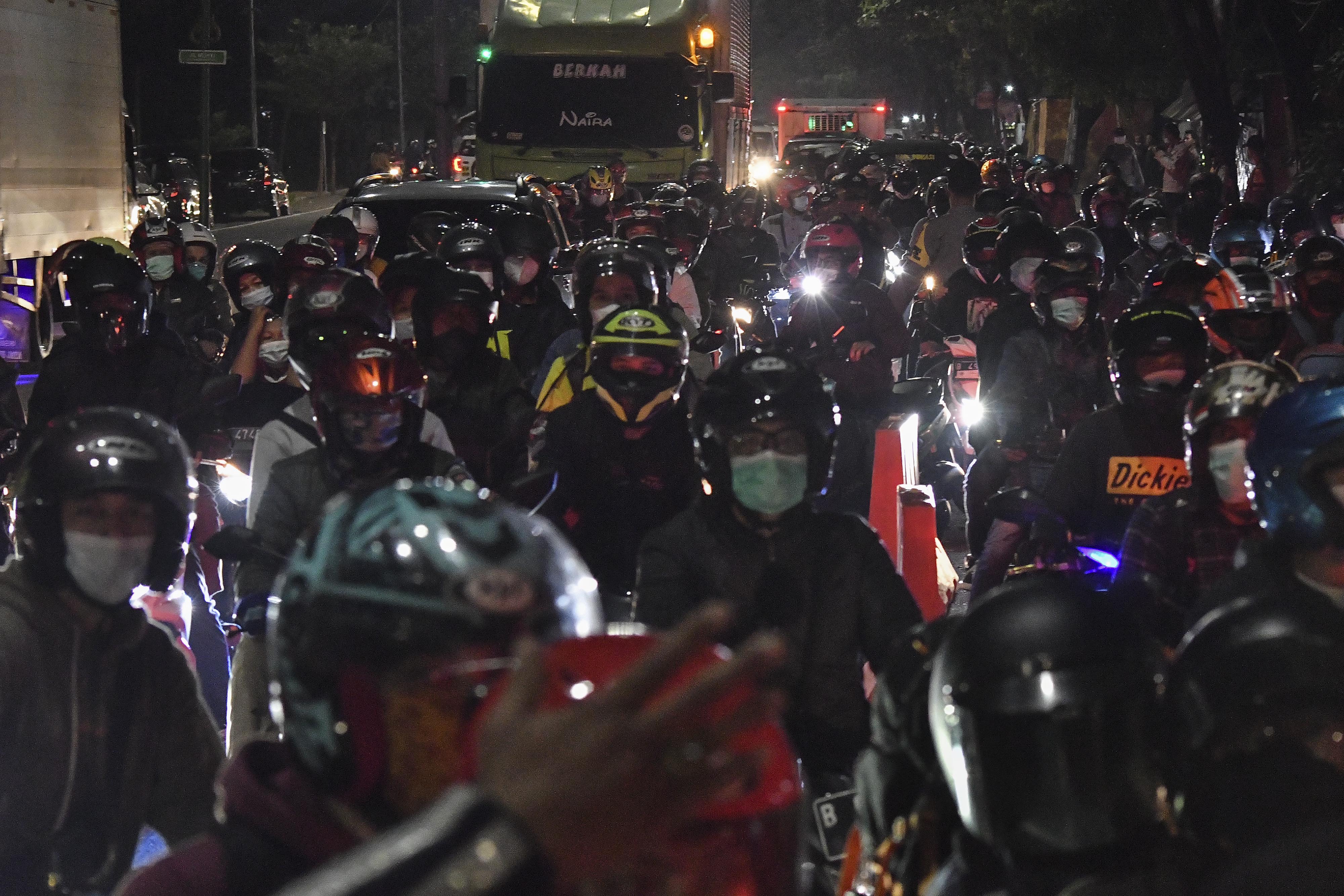 Sejumlah kendaraan terjebak kemacetan saat melintasi pos pemeriksaan kesehatan pemudik di Cikarang, Kabupaten Bekasi, Jawa Barat.