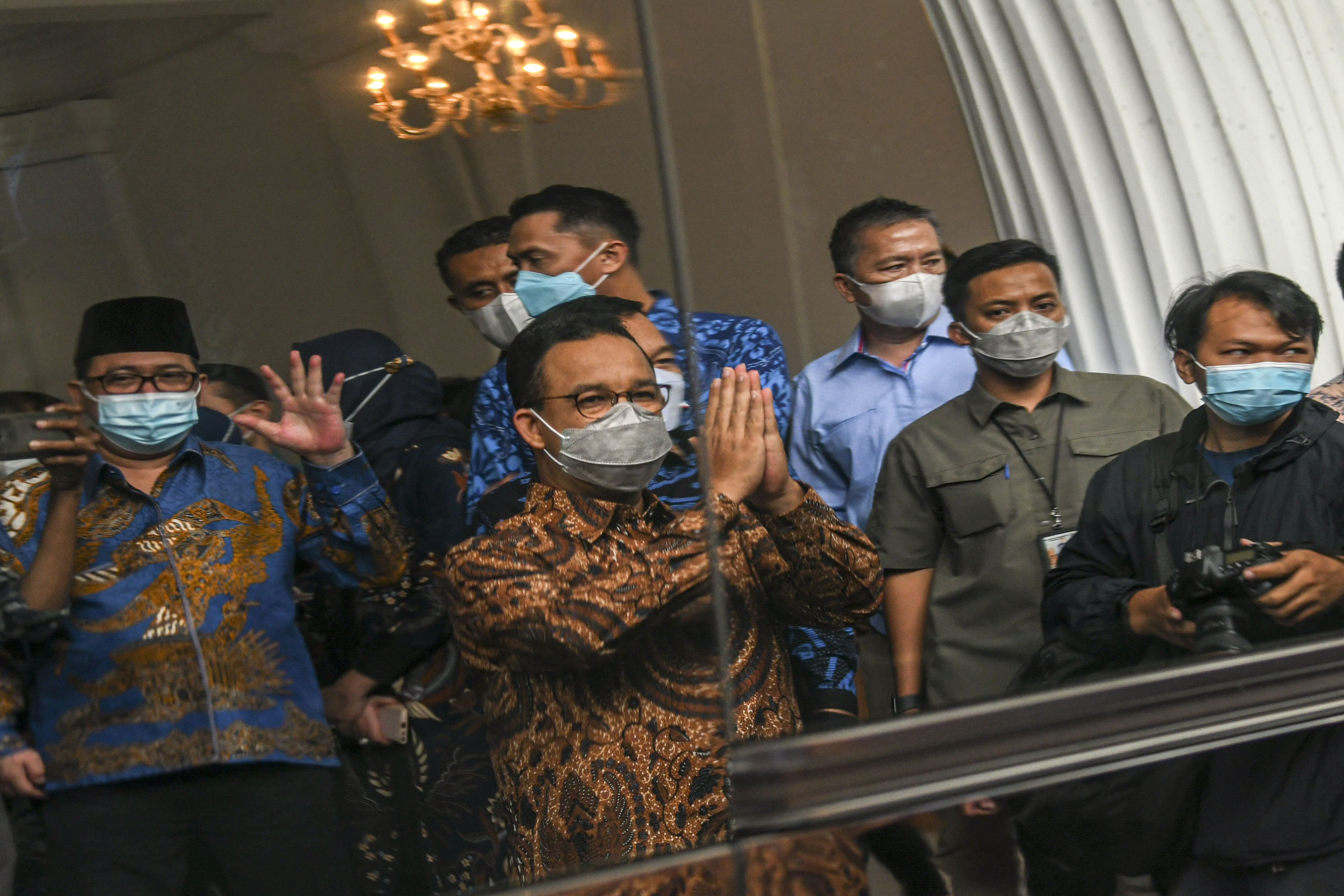 Refleksi dari Gubernur DKI Anies Baswedan saat memberikan salam pada Ketum Partai Demokrat.