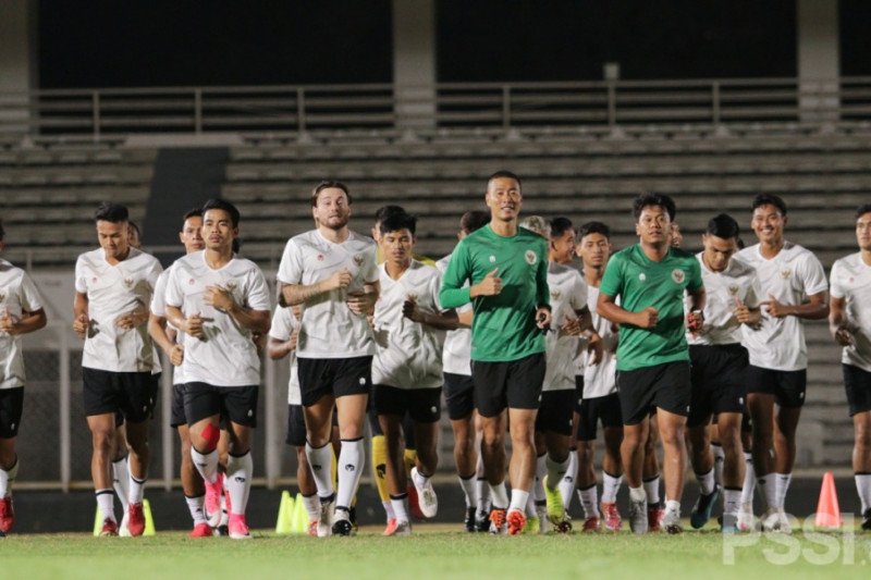 Tim Nasional Indonesia jalani latihan perdana di Stadion Madya, Senayan, Jakarta, Sabtu (1/5/2021).