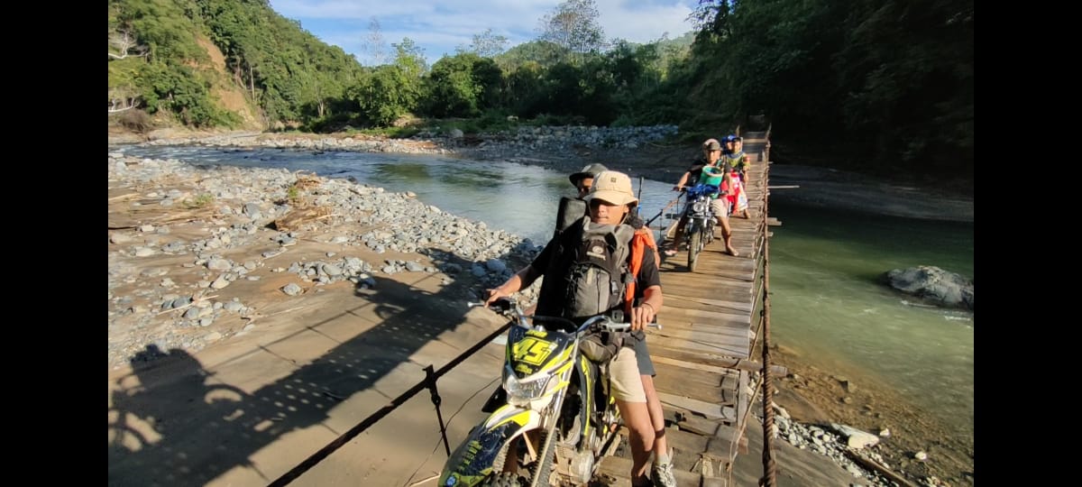 Kondisi infrastriuktur di i pedalaman kawasan Pegunungan Meratus Kalimantan Selatan cukup berat dan belum terbangun dengan baik.