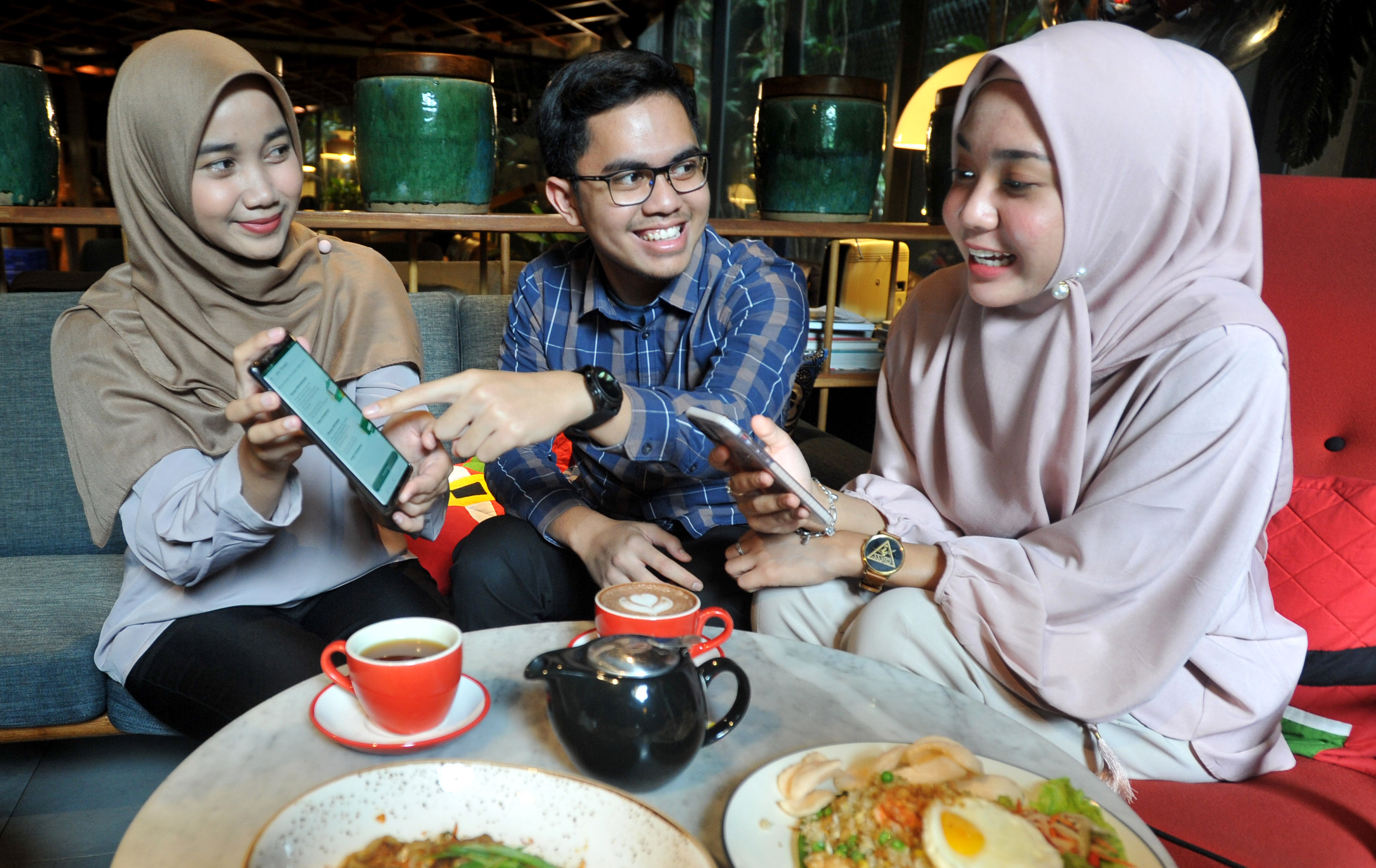 Remaja sedang membuka tabungan syariah di ponsel.