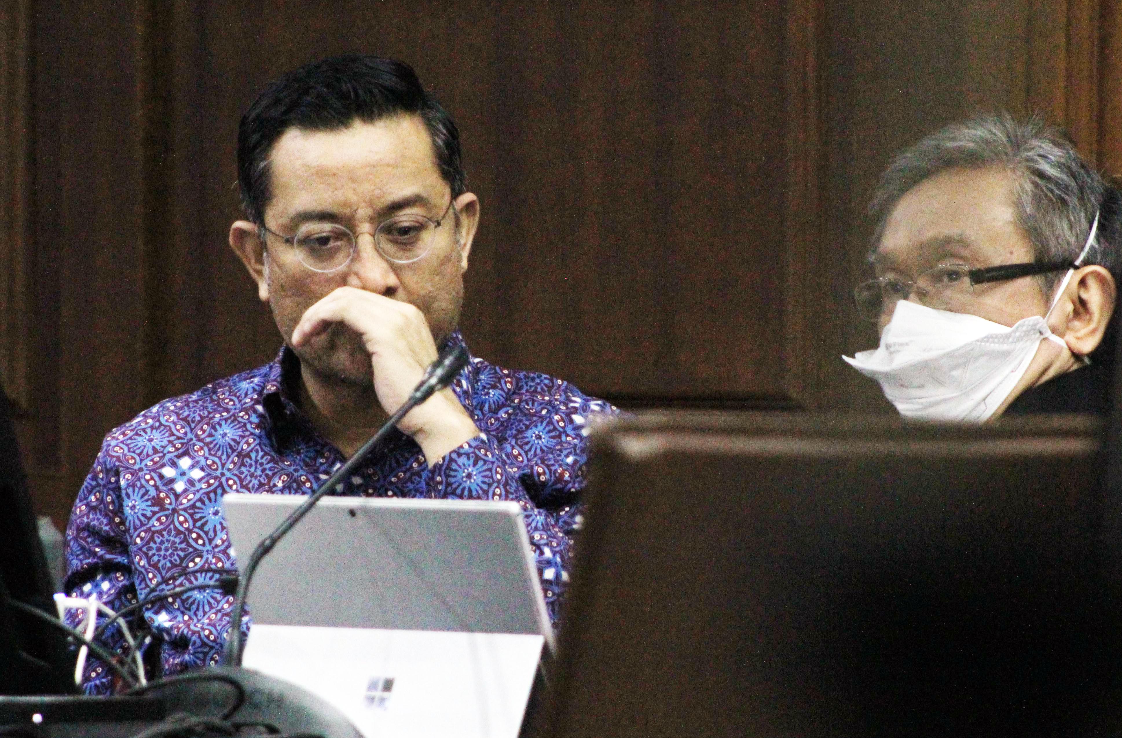 Terdakwa kasus dugaan korupsi dana bansos, mantan Mensos Juliari Batubara (kiri).