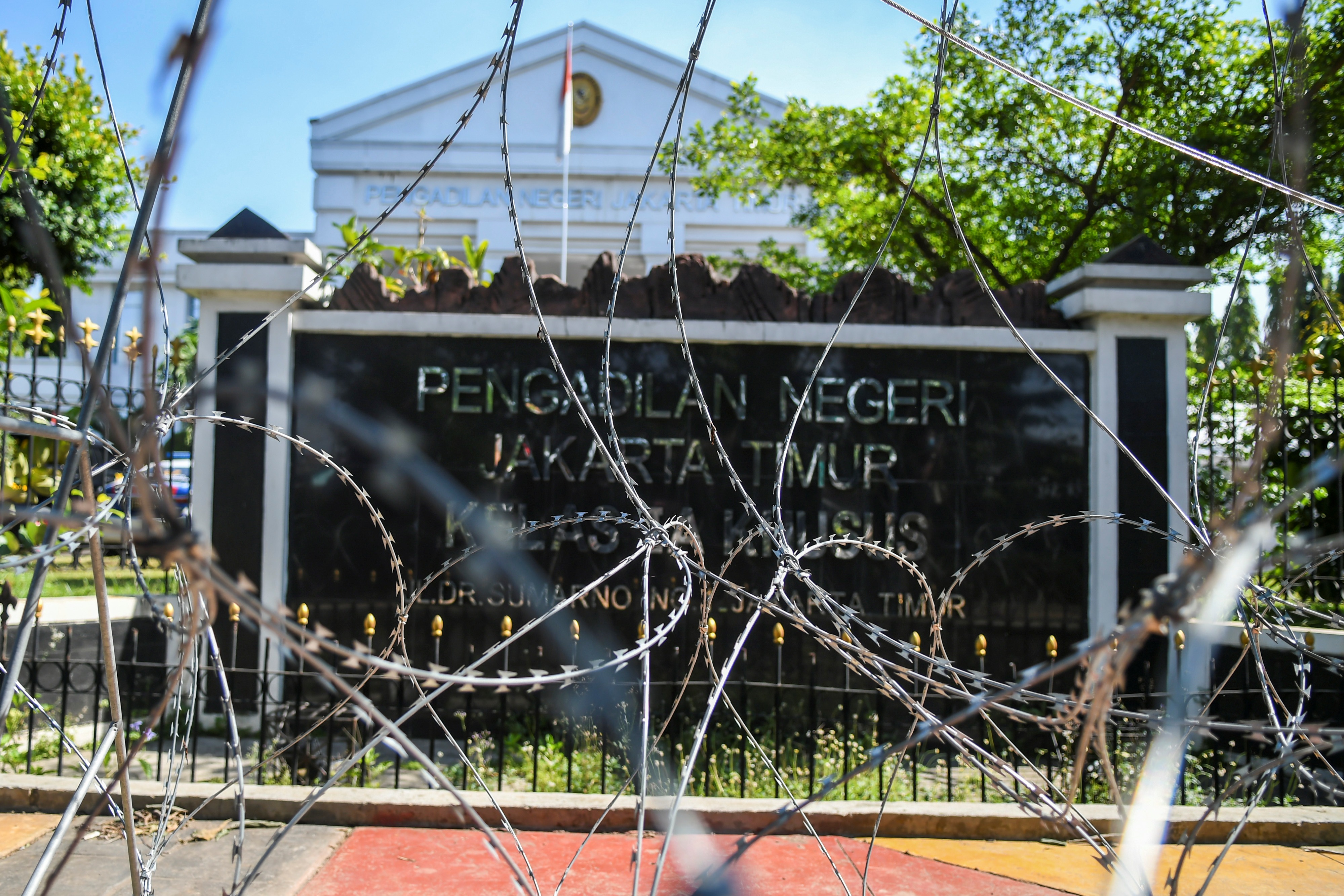 Kawat berduri dipasang saat berlangsungnya sidang lanjutan kasus pelanggaran protokol kesehatan dengan terdakwa Rizieq Shihab.