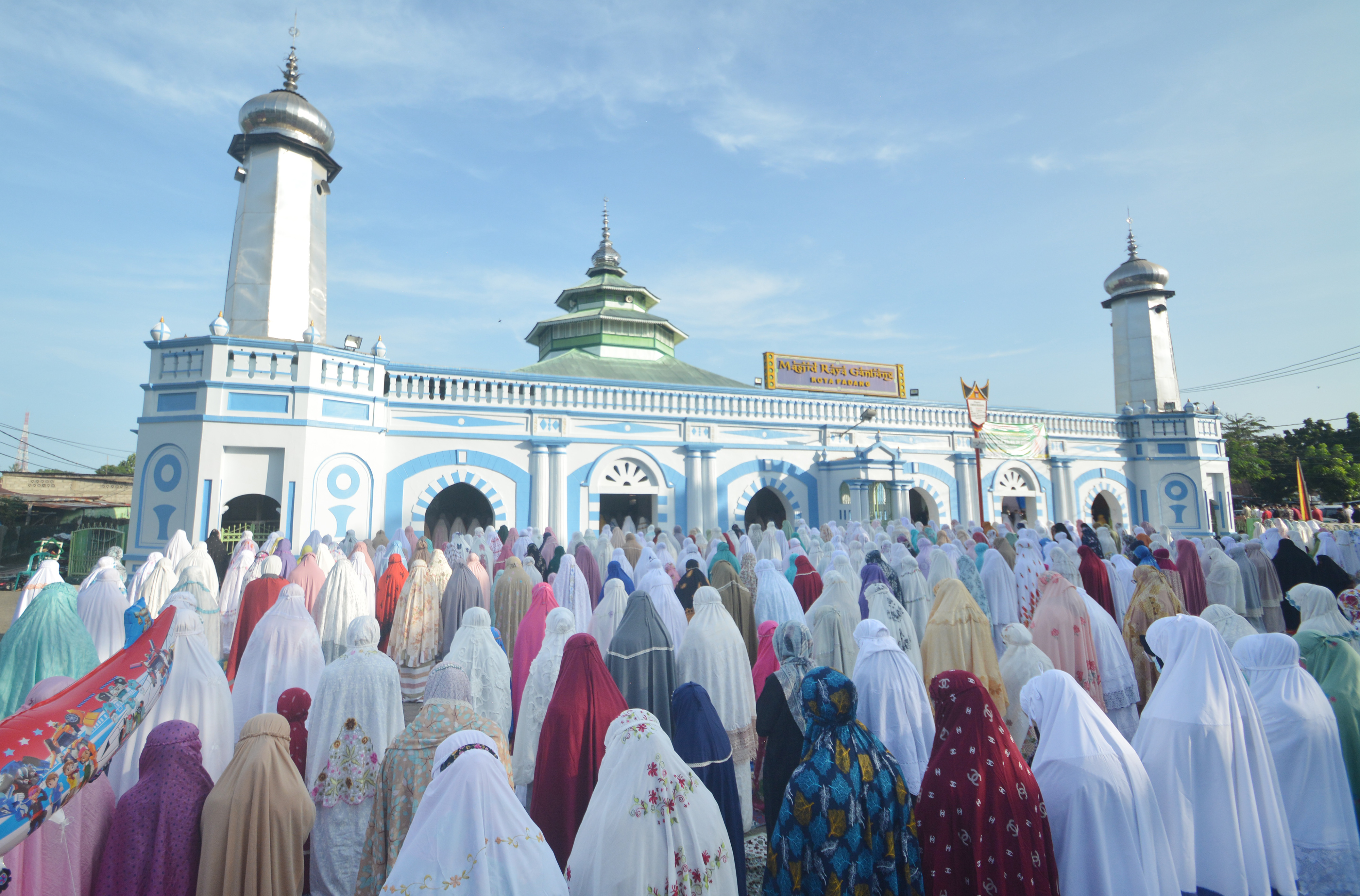  Sejumlah jamaah melaksanakan shalat Idul Fitri di pelataran Masjid Raya Ganting, Padang, Sumatera Barat, Kamis (13/5/2021).