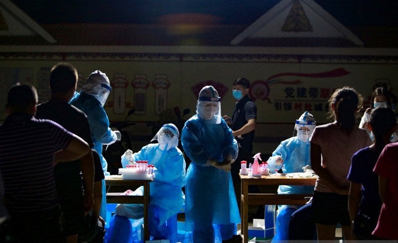 Warga Provinsi Anhui di wilayah Tiongkok/China timur berebut mendapatkan vaksin Covid-19, Minggu (16/5/2021).