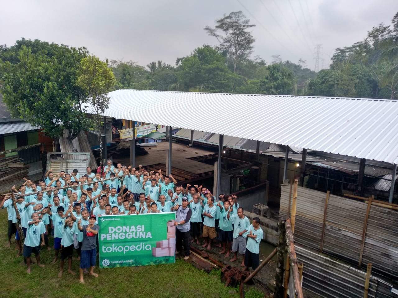 Penyaluran donasi salah satu kampanye BenihBaik.com.