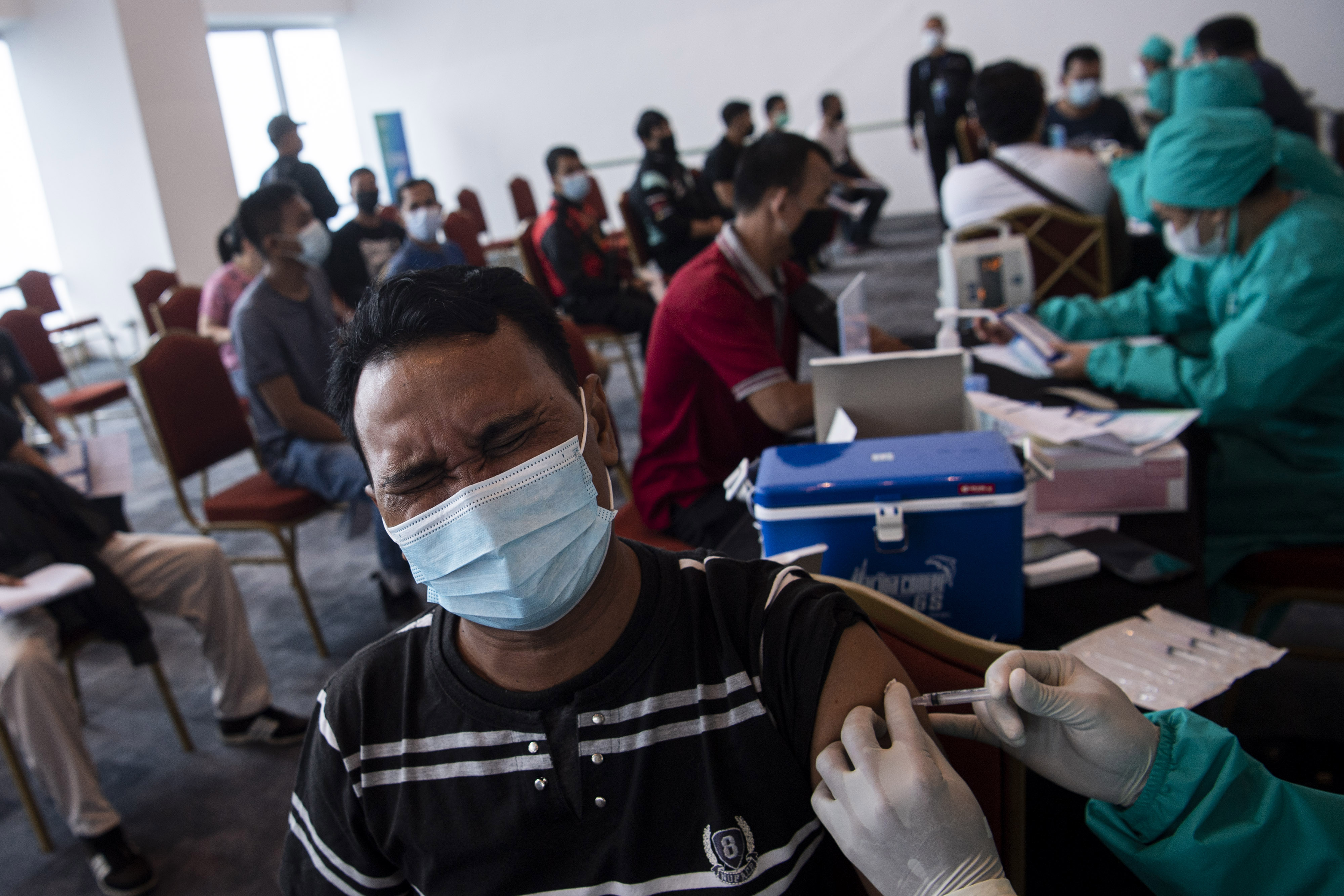  Petugas kesehatan menyuntikkan vaksin covid-19 AstraZeneca tahap pertama di Sentra Vaksinasi Central Park dan Neo Soho Mall, Jakarta Barat.