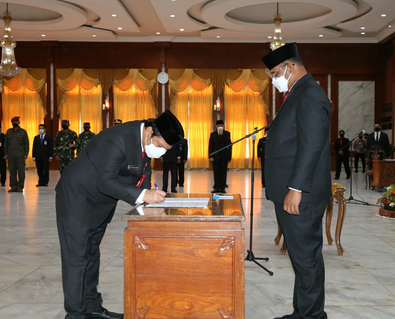 Pj Gubernur Kalsel Safrizal ZA melantik Ir Roy Rizali Anwar ST MT menjadi pejabat Sekda Provinsi Kalsel.