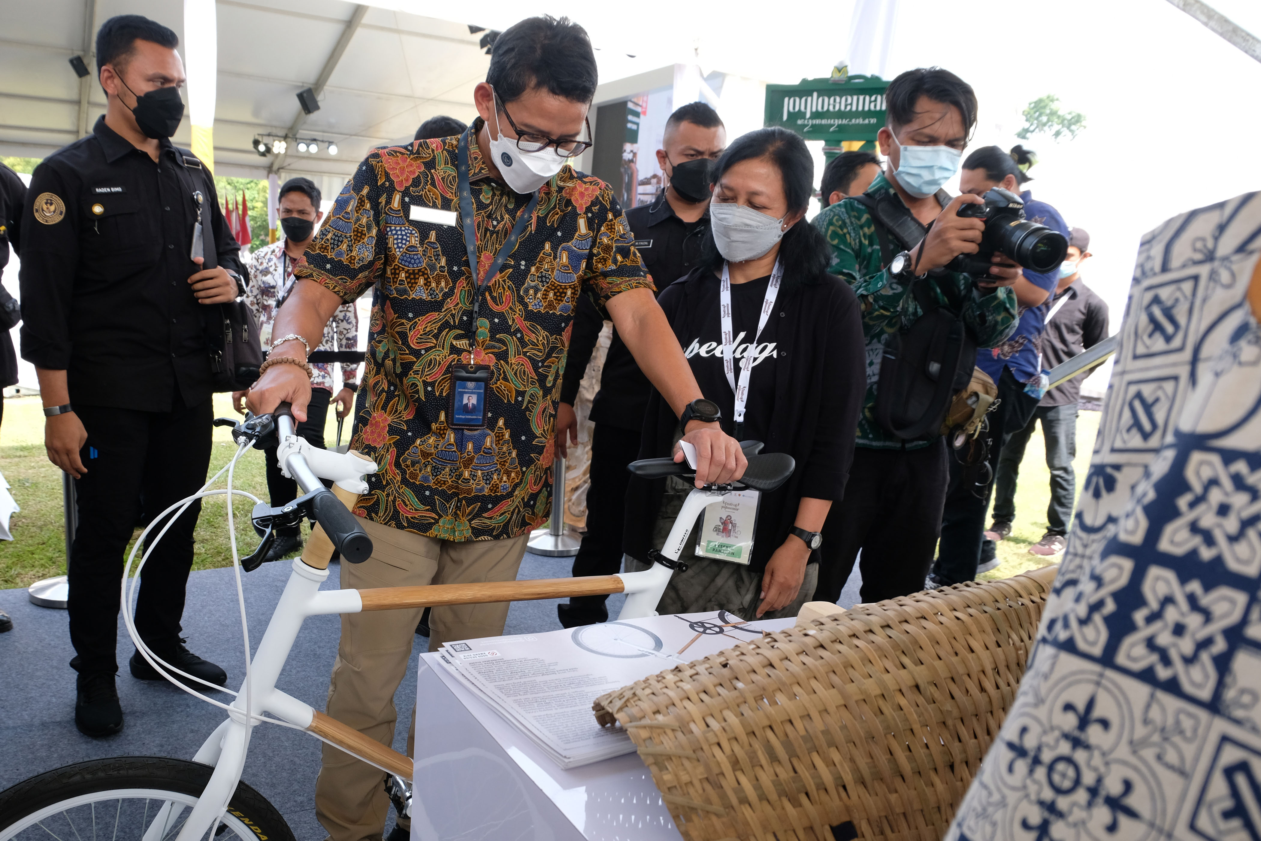 Menparekraf andiaga Uno (kedua kiri) di arena Festival Joglosemar di kompleks Taman Wisata Candi Borobudur, Magelang, Jateng, Kamis (20/5).