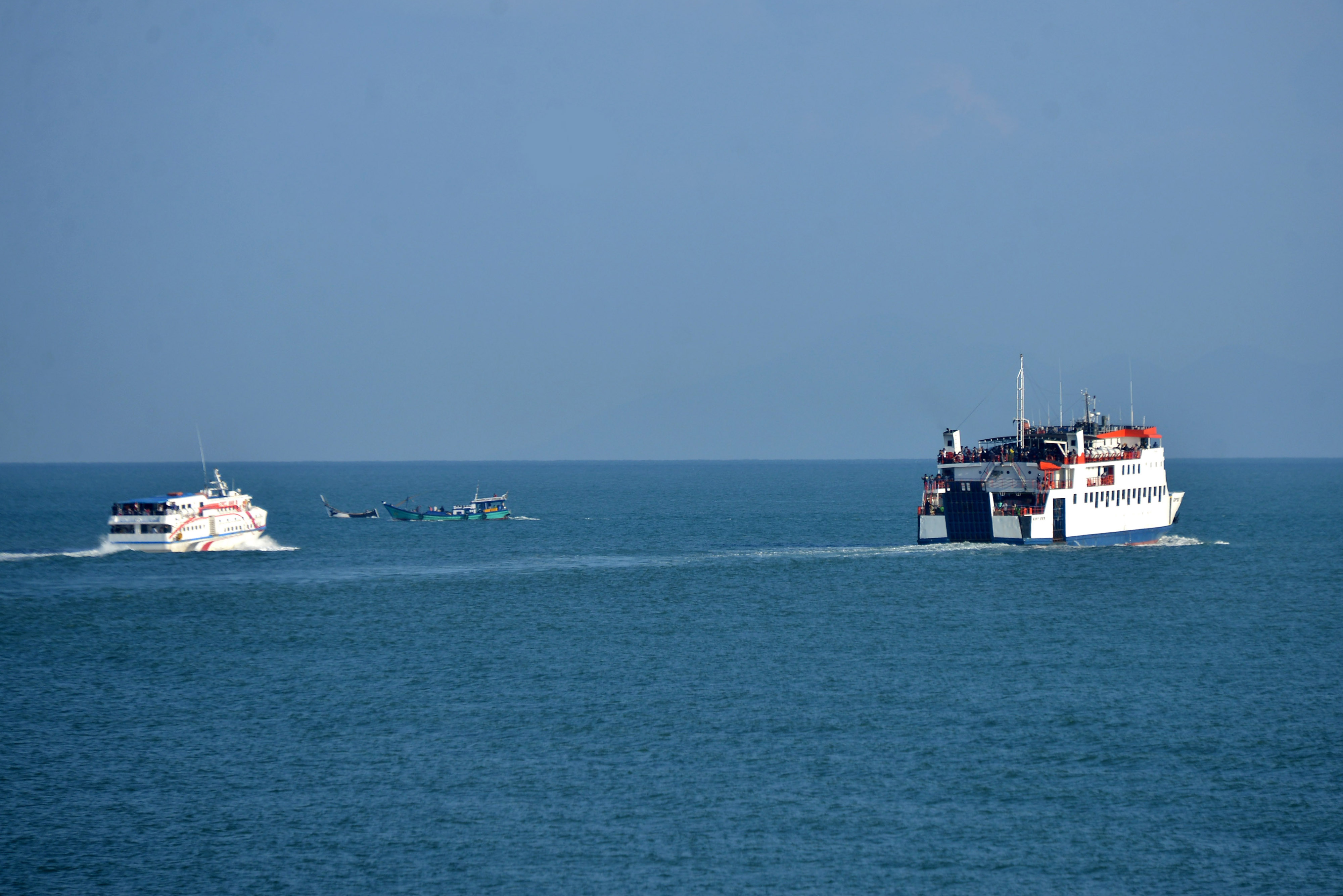  Kapal penyeberangan KMP BRR Aceh berlayar menuju Pulau Sabang. BMKG mengeluarkan peringatan dini gelombang tinggi di beberapa perairan.