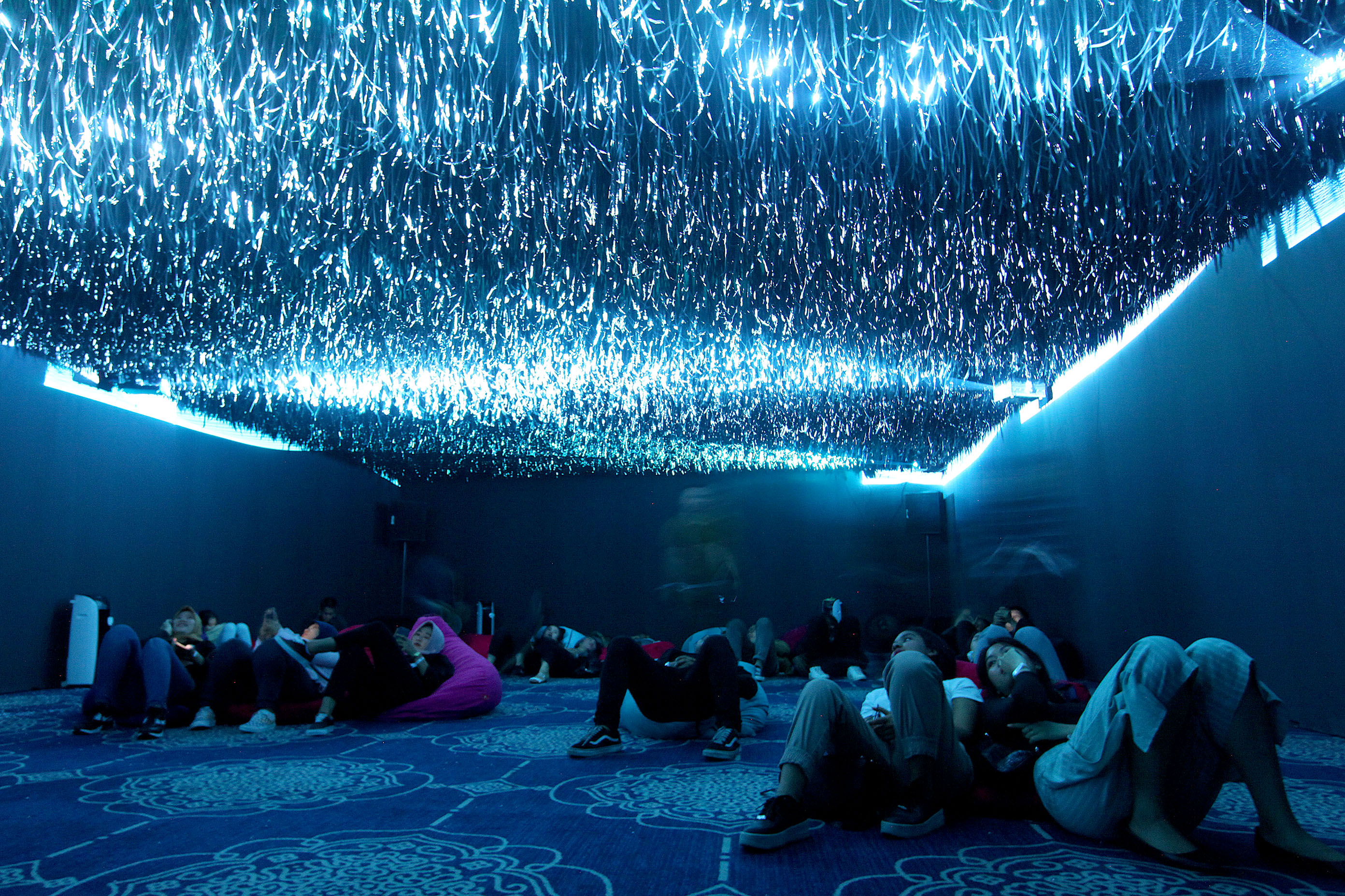 Pengunjung menikmati karya snei digital dalam festival seni berbasis teknologi Wave of Tomorrow di Jakarta, Minggu (22/12/2019).