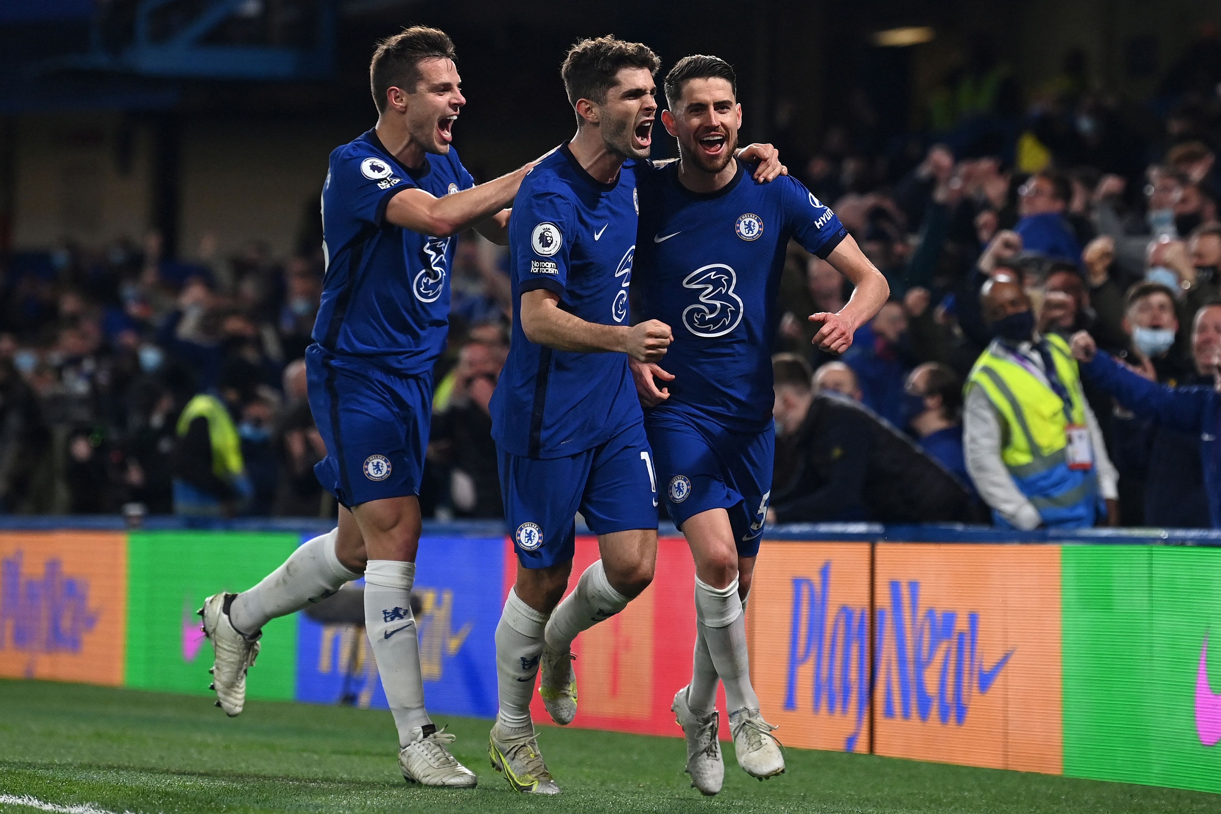 Gelandang Chelsea Jorginho (kanan) melakukan selebrasi usai mencetak gol ke gawang Leicester City di laga Liga Primer Inggris.
