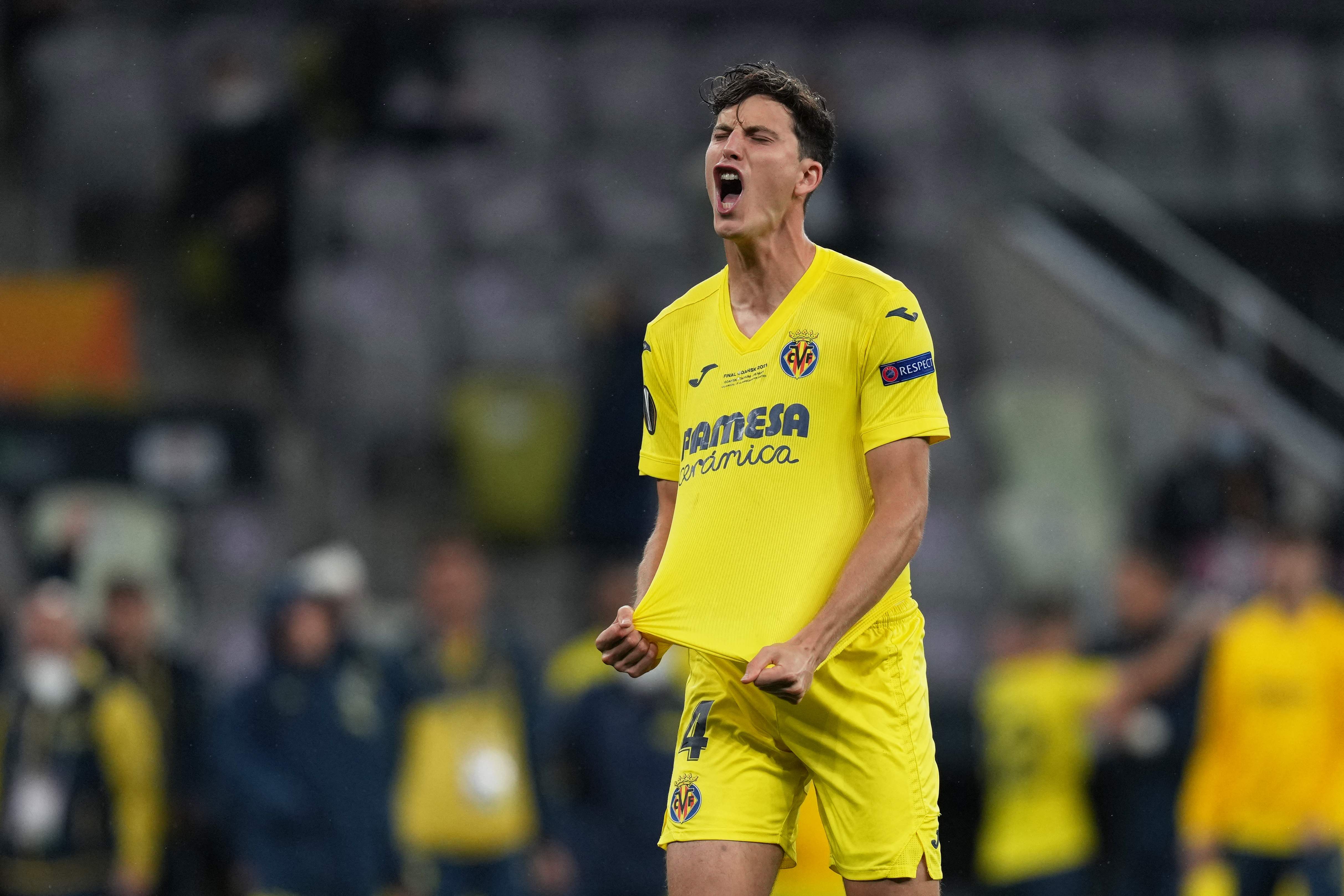 Bek Vilarreal Pau Torres merayakan kemenangan atas MU di final liga europa