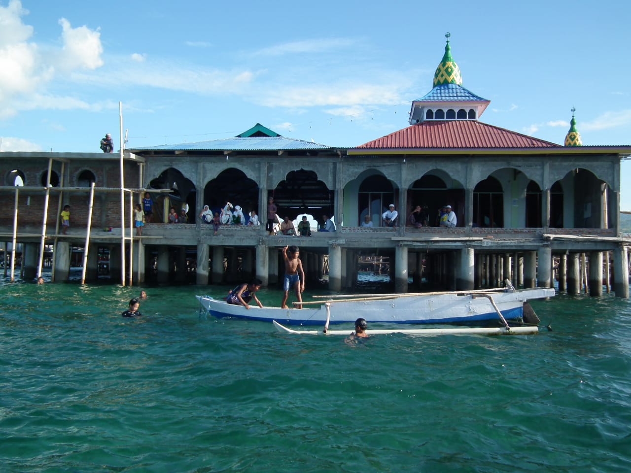 Warga Kampung Wuring Shalat Tarawih Di Atas Laut