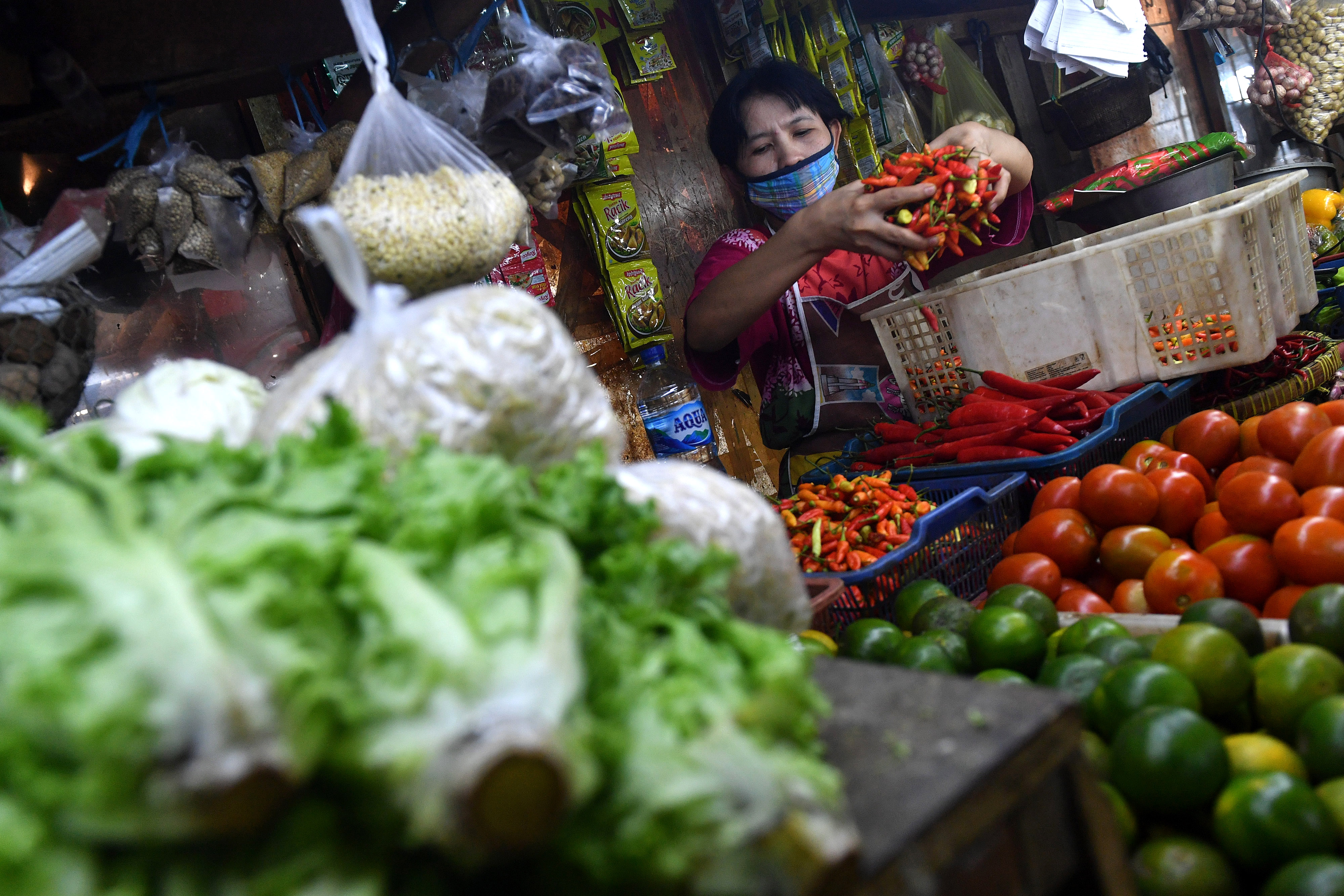 Ilustrasi pedagang menyortir cabai rawit di pasar.