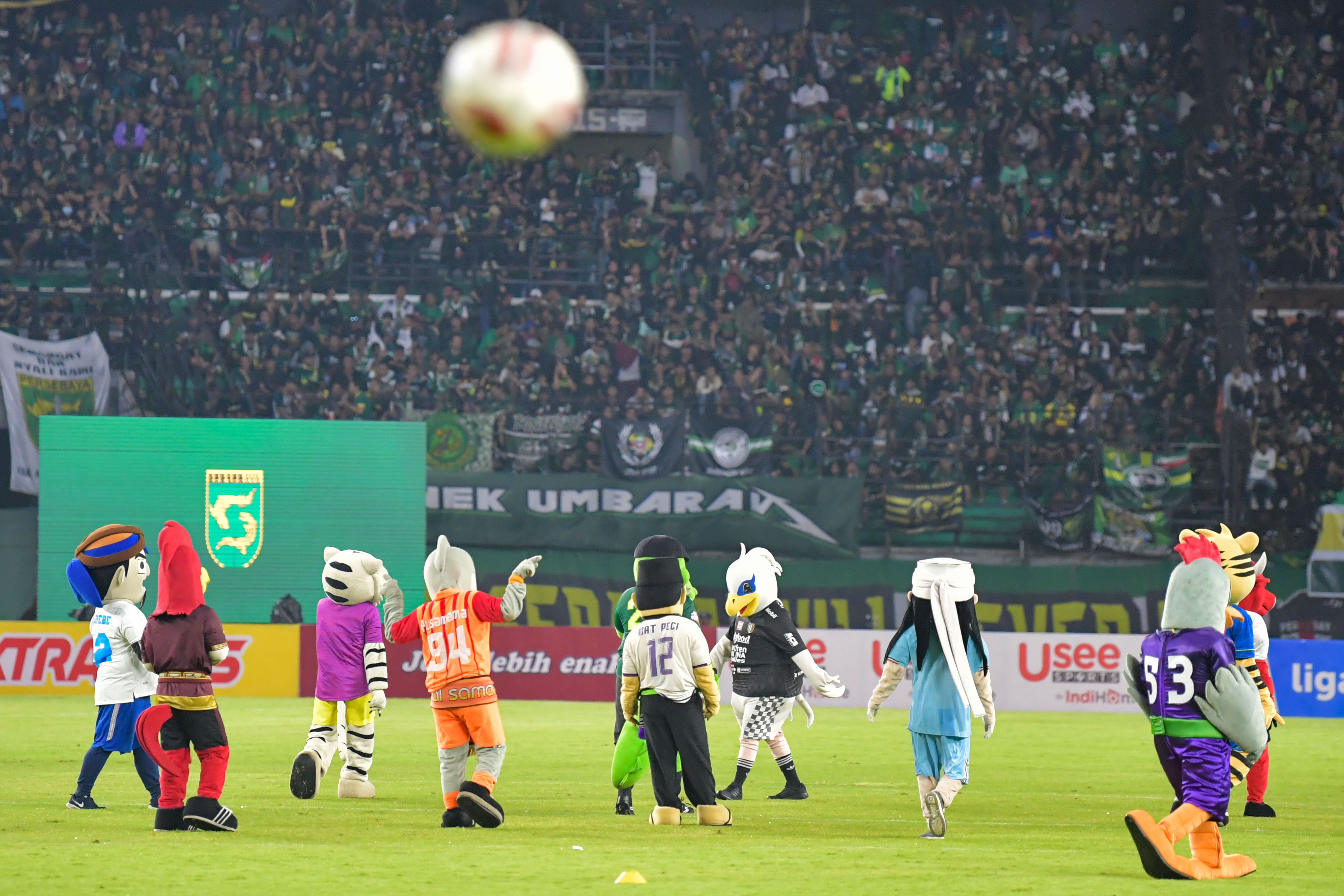 Sejumlah maskot klub peserta Liga-1 Indonesia mengikuti pembukaan kompetisi Sepak Bola Liga-1 Indonesia di Gelora Bung Tomo (GBT), Jatim.