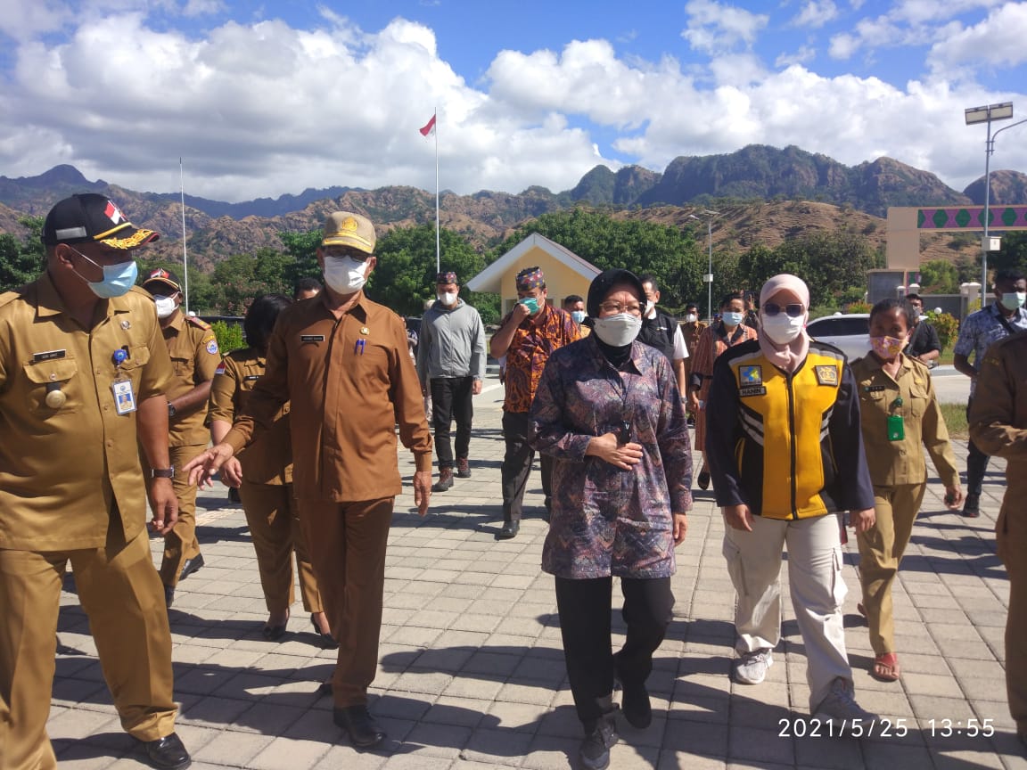 Menteri Sosial Tri Rismaharini melakukan pertemuan dengan Bupati Timor Tengah Utara (TTU), Juandi David. 