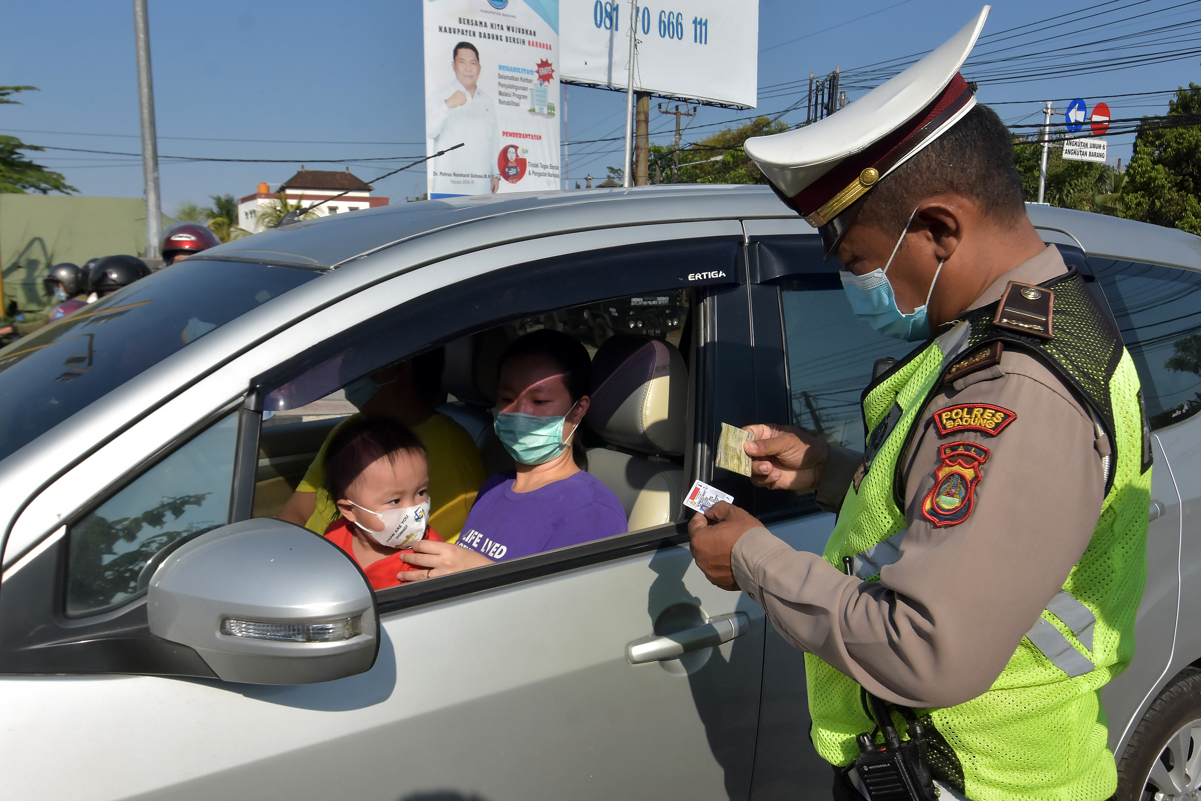 Petugas gabungan memeriksa mobil berplat luar Bali saat penyekatan arus balik Lebaran di jalur Terminal Mengwi, Badung, Bali.
