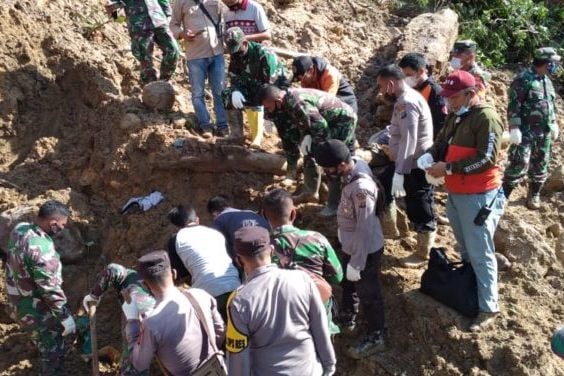 Tim SAR gabungan dibantu warga sekitar sedang melakukan pencarian para korban yang tertimbun tanah longsor di Desa Marancar Godang.