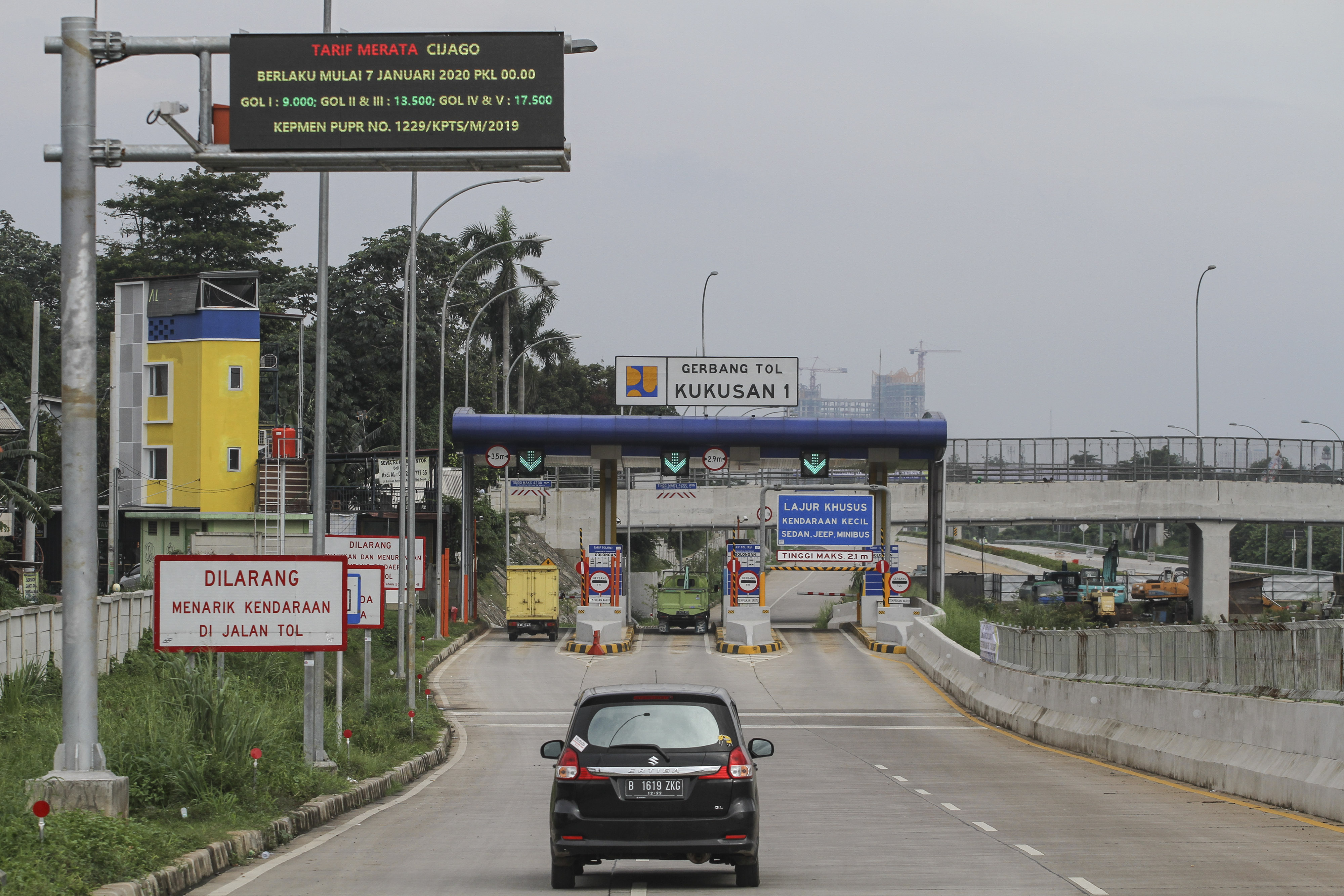 Gerbang tol Kukusan di ruas tol Cijago