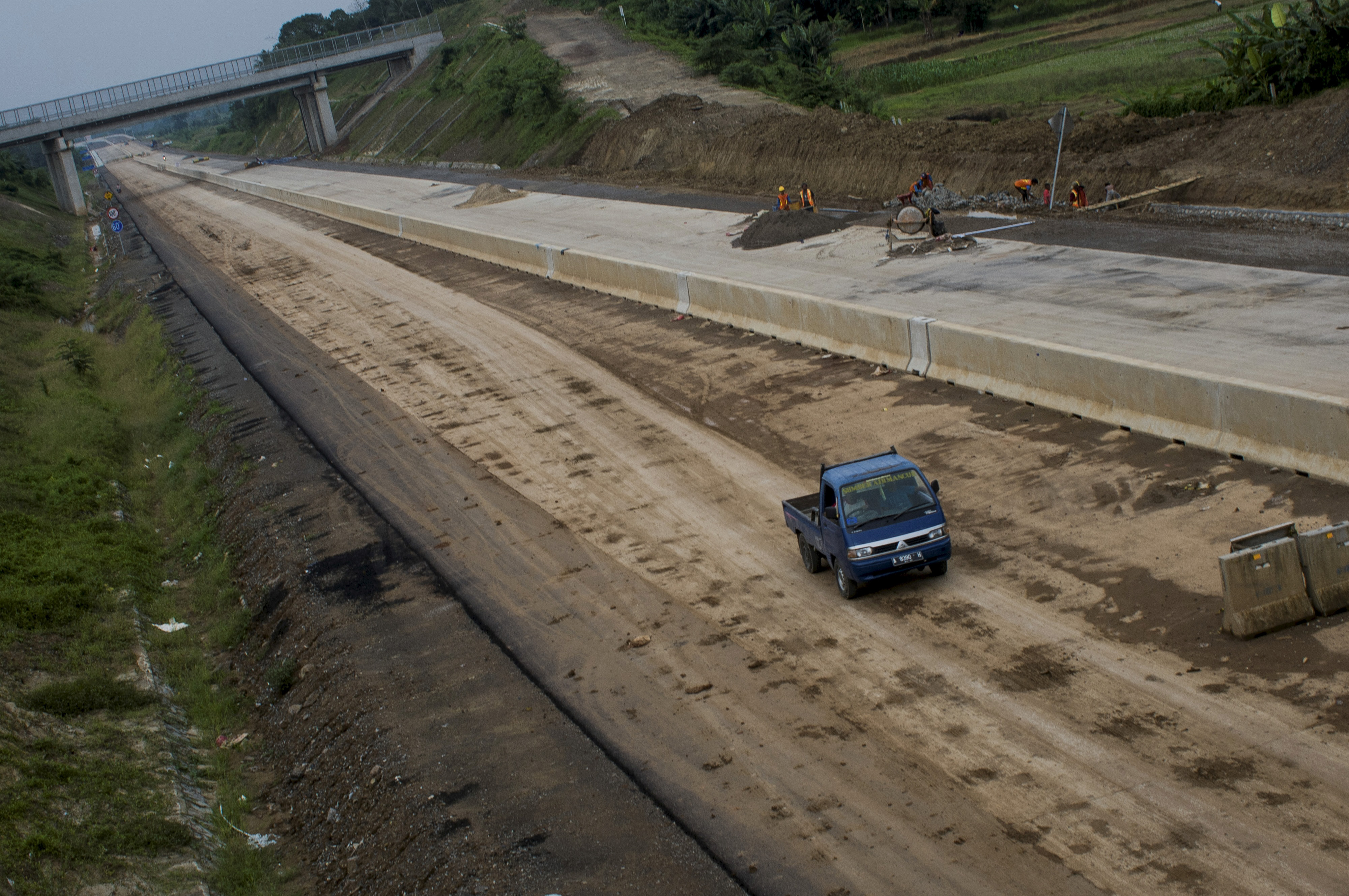 Pekerja menyelesaikan proyek pembangunan tol Serang-Panimbang di Rangkasbitung, Lebak, Banten, Kamis (5/11/2020)