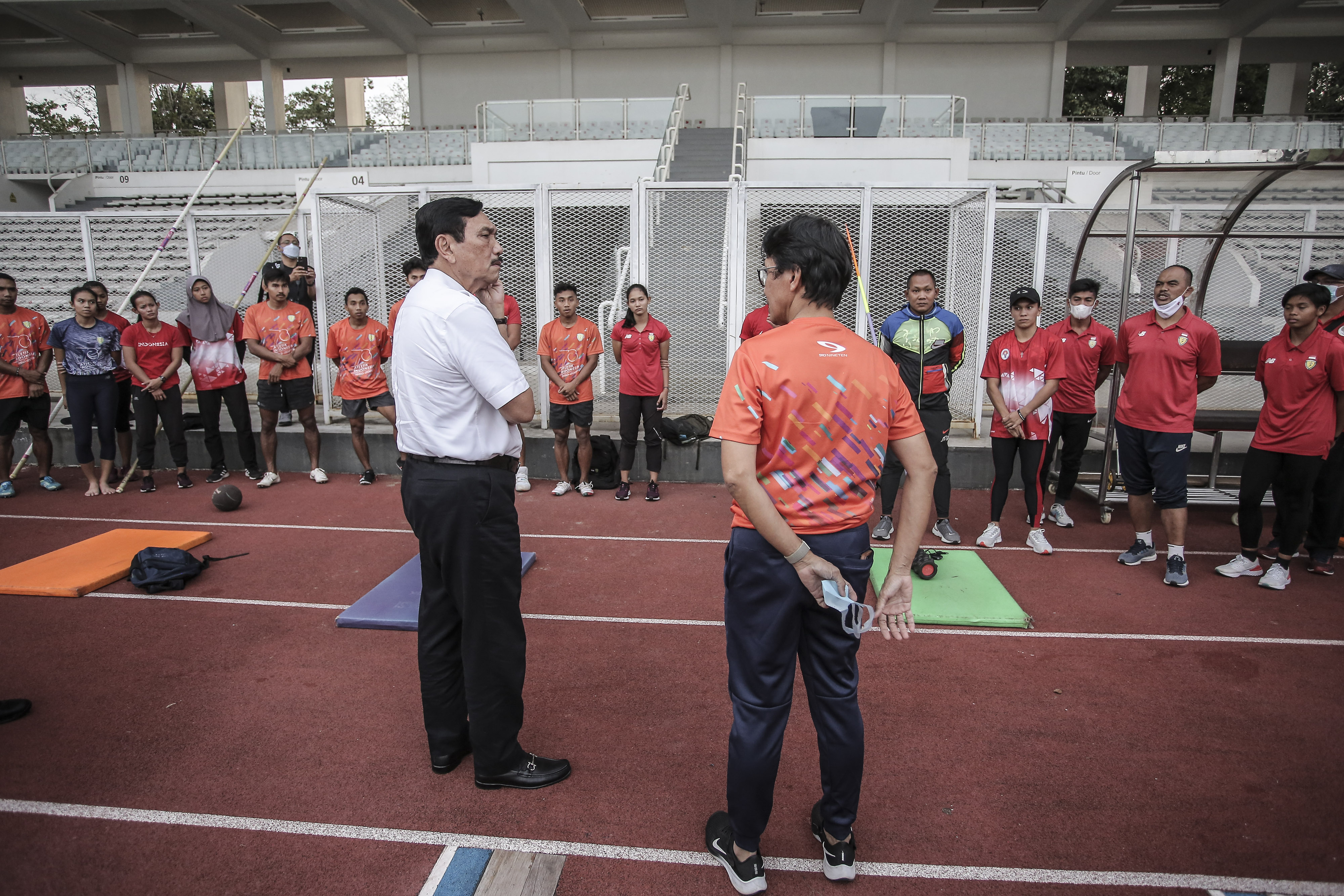 Ketua Umum PB PASI Luhut Binsar Pandjaitan (kiri) meninjau pelatnas atletik di Stadion Madya, Senayan, Jakarta, Senin (3/5).