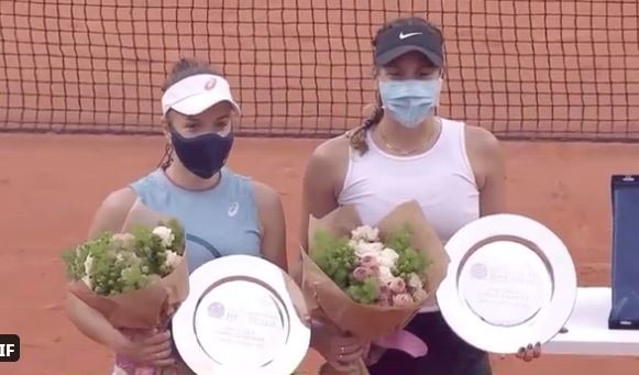 Ganda putri Sharon Fichman/Giuliana Olmos usai menjadi juara di Italia Terbuka.