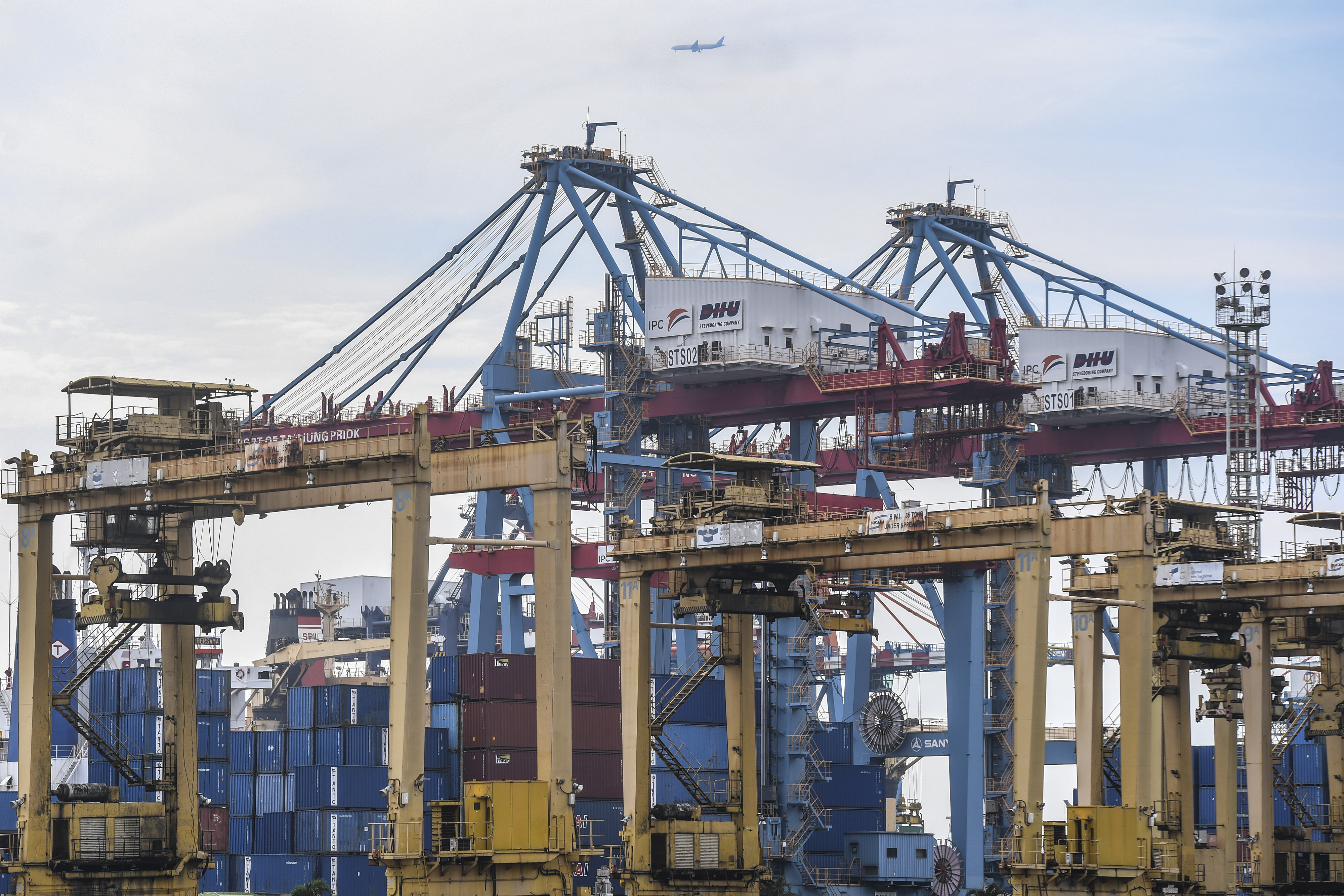 Suasana aktivitas bongkar muat peti kemas di Pelabuhan Tanjung Priok, Jakarta