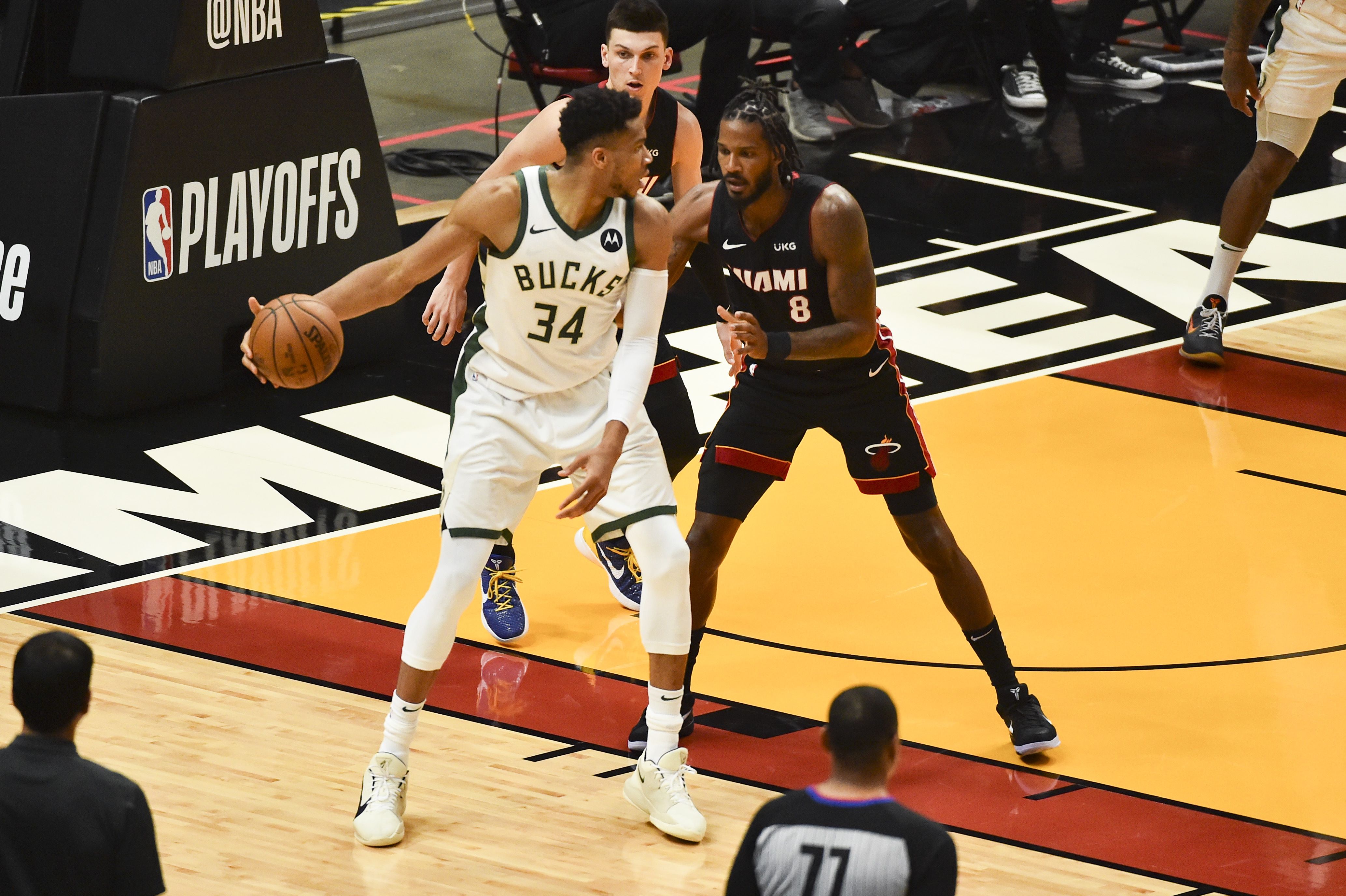 Bintang Milwaukee Bucks Giannis Antetokounmpo memegang bola dalam Gim 4 playoff NBA melawan Miami Heat.