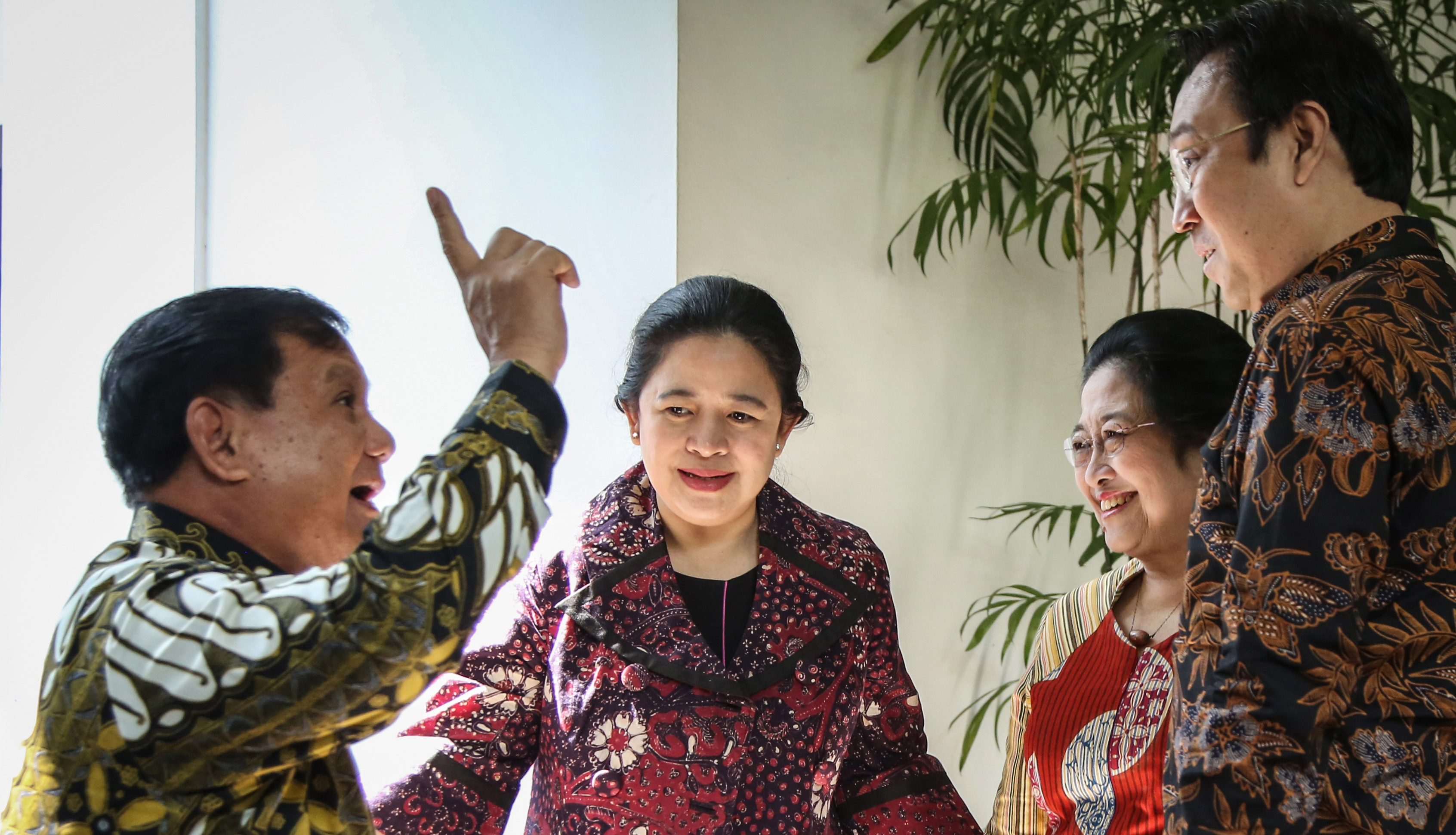 Ketua Umum Partai Gerindra Prabowo Subianto (kiri) saat bersilaturahmi ke kediaman Ketua Umum PDI Perjuangan Megawati Soekarnoputri.