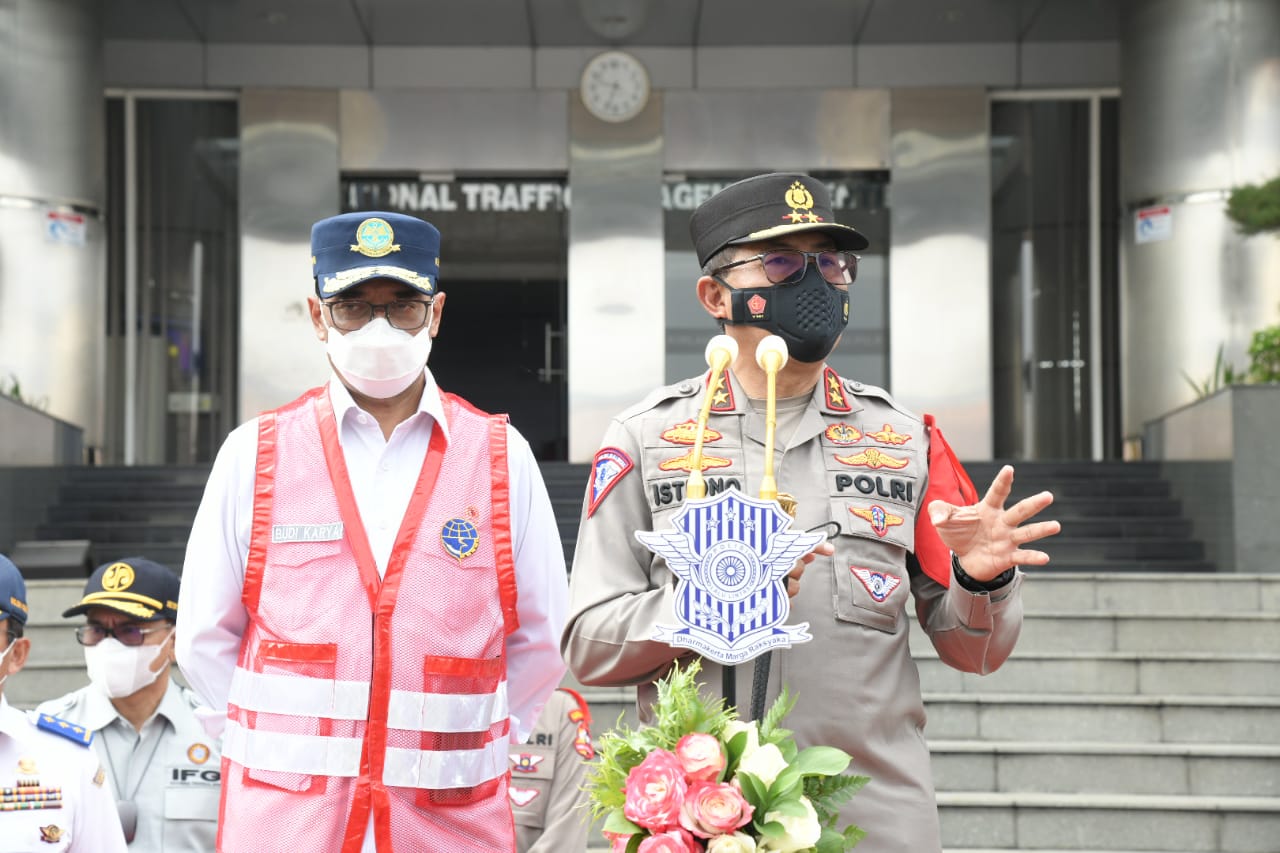 Menteri Perhubungan Budi Karya Sumadi bersama Kakorlantas Polri Irjen Istiono melepas tim Pamatwil Ops Ketupat 2021