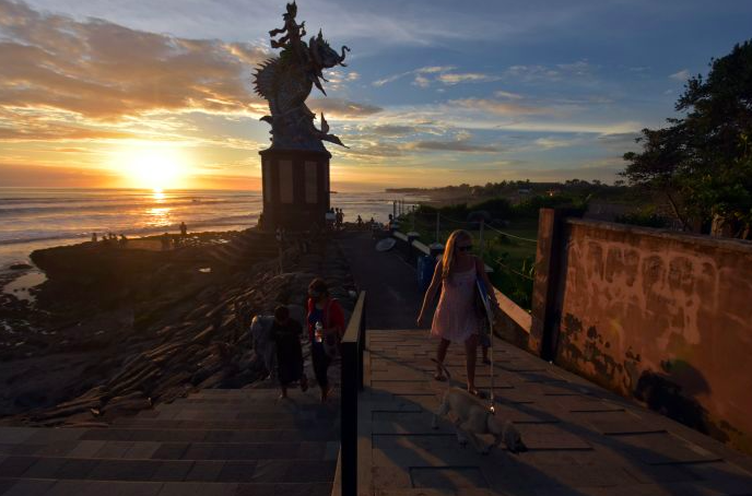 Wisatawan mancanegara menikmati sunset di Bali, Indonesia. 