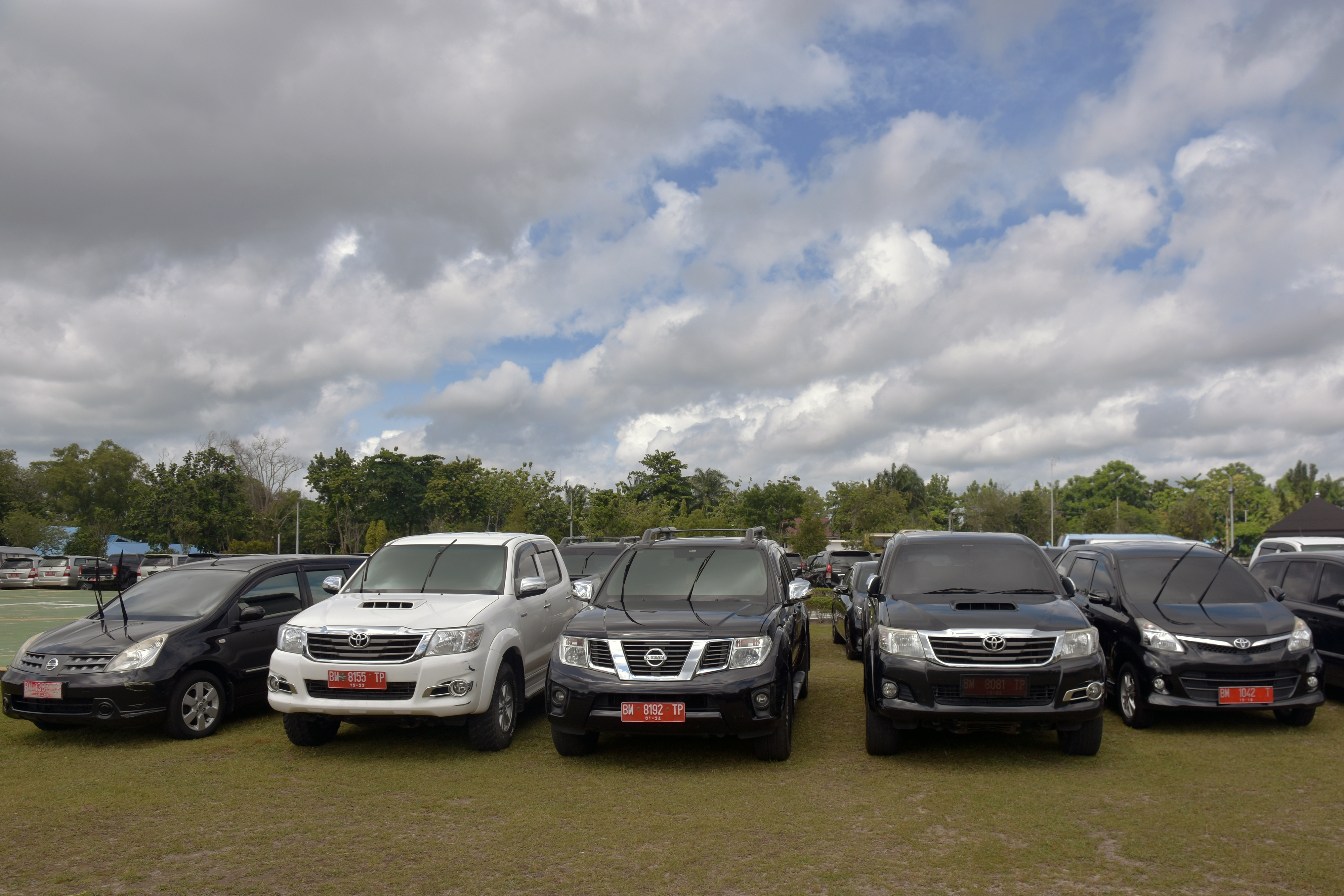 Deretan mobil dinas Pemprov Riau berada di penampungan sementara di kompleks rumah dinas Gubernur Riau di Kota Pekanbaru, Riau.