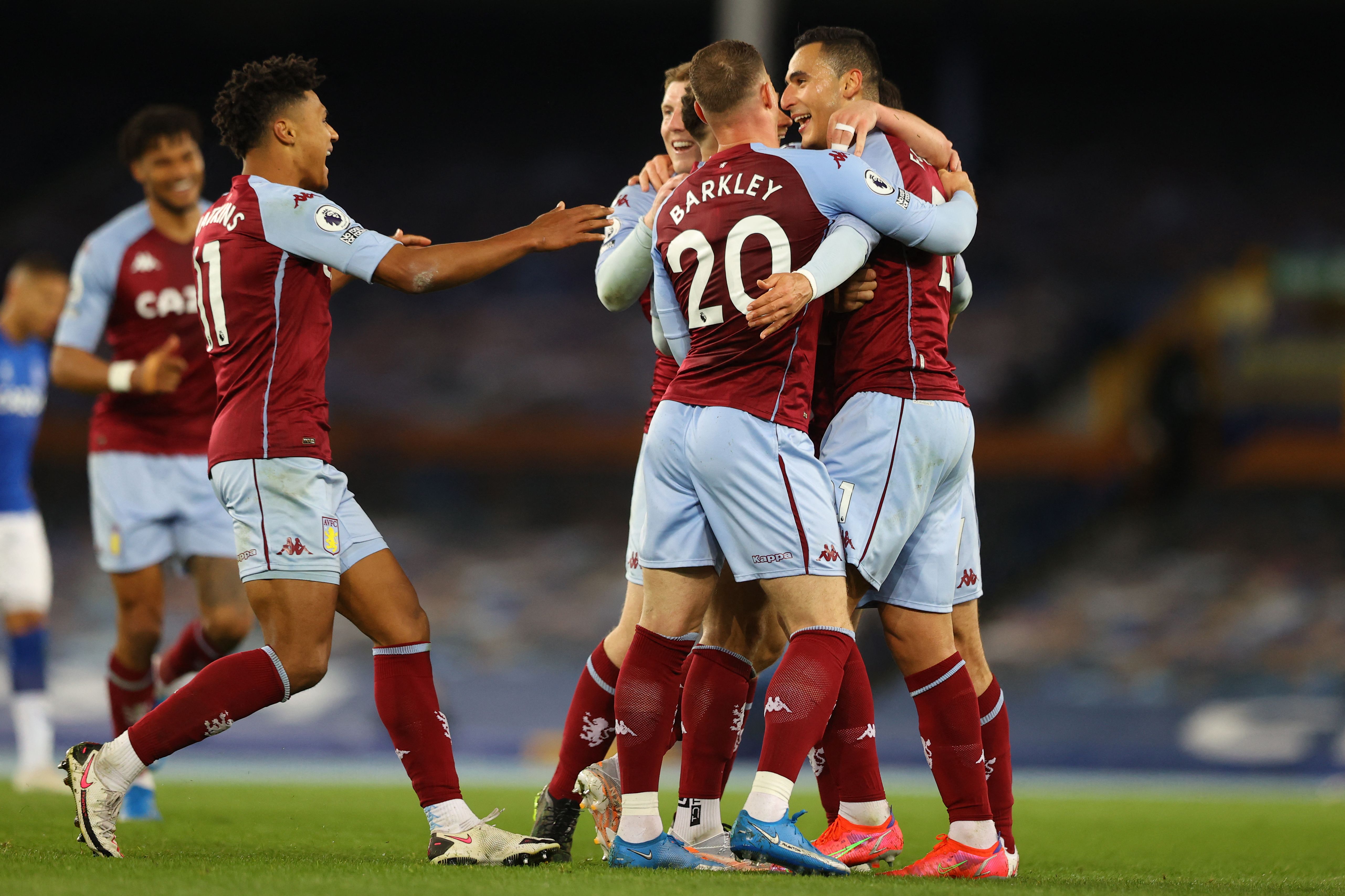 Para pemain Aston Villa melakukan selebrasi usai mencetak gol ke gawang Everton di laga Liga Primer Inggris.